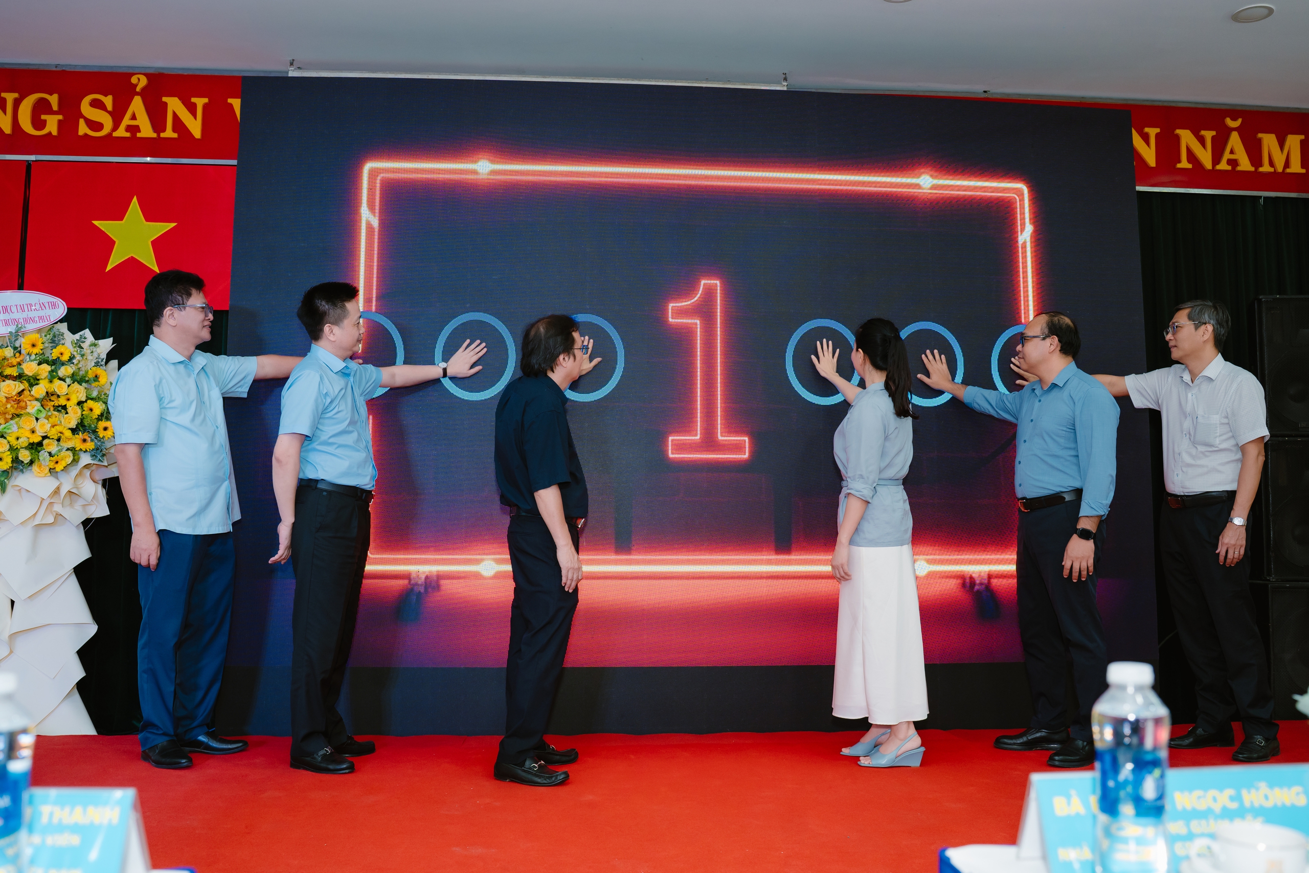 Nguyen Tri Phuong کتابوں کی دکان اور اسکول کے آلات کا افتتاح - تصویر 2۔ Khai trương Nhà sách và thiết bị trường học Nguyễn Tri Phương- Ảnh 2.