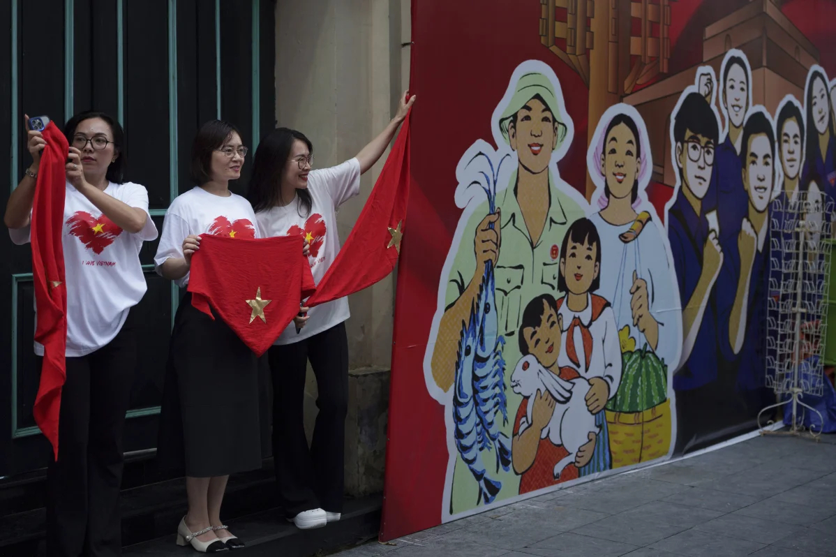 [SPECIAL] Photos show city balconies united under red flags for Vietnam’s National Day - Ảnh 16.