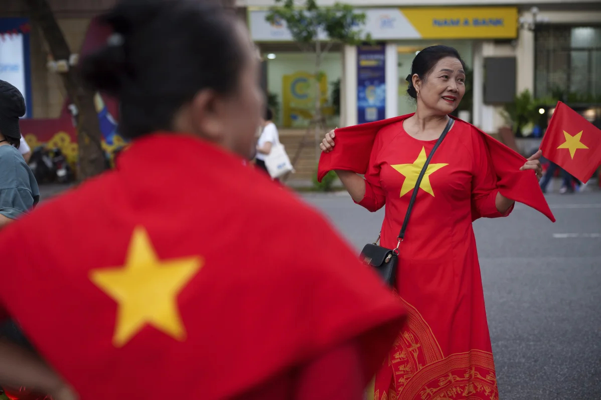 [SPECIAL] Photos show city balconies united under red flags for Vietnam’s National Day - Ảnh 17.