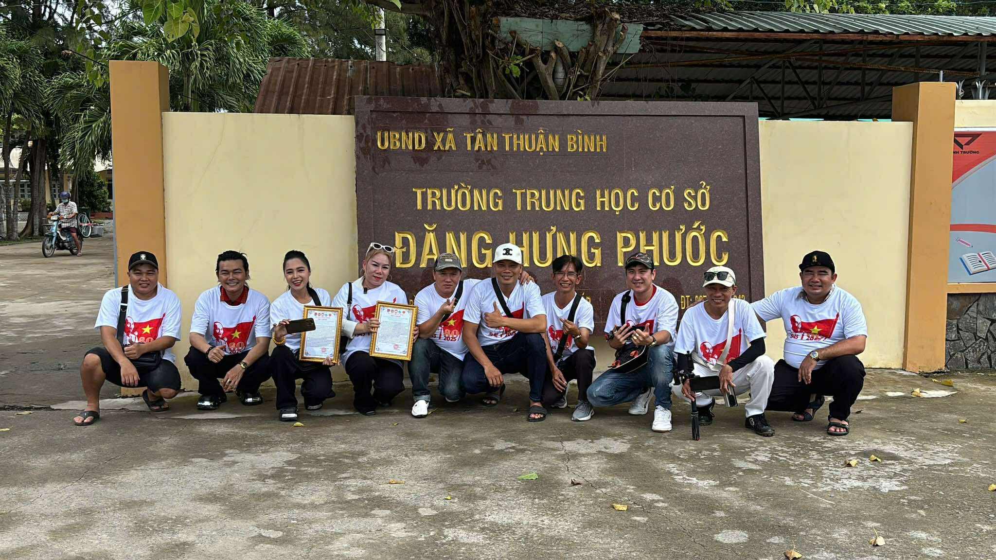 Linh Tý – Bích Trâm cùng các nhà hảo tâm trao 35 xe đạp cho học sinh nghèo tại Đồng Tháp - Ảnh 2.