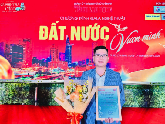 "Việt Nam tiến bước" chan chứa tinh thần đoàn kết, khát vọng vươn lên- Ảnh 1. "Việt Nam tiến bước" chan chứa tinh thần đoàn kết, khát vọng vươn lên- Ảnh 1.