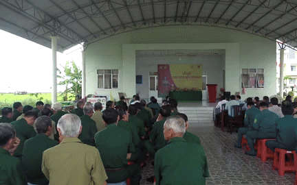 Nghệ nhân Bảy Nghĩa vẽ tranh Bác Hồ từ lá sen dịp Quốc khánh 2-9 - Ảnh 2.