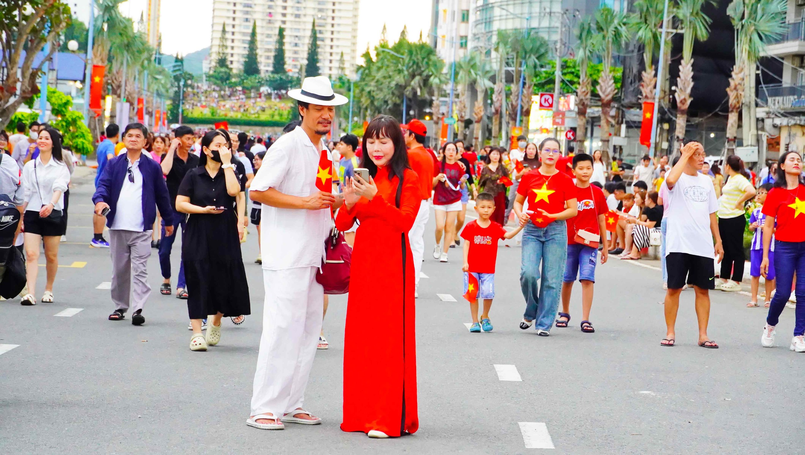 Người dân và du khách háo hức đổ về Quảng trường Tam Thắng chờ đêm hội "Ánh sao độc lập" - Ảnh 6.