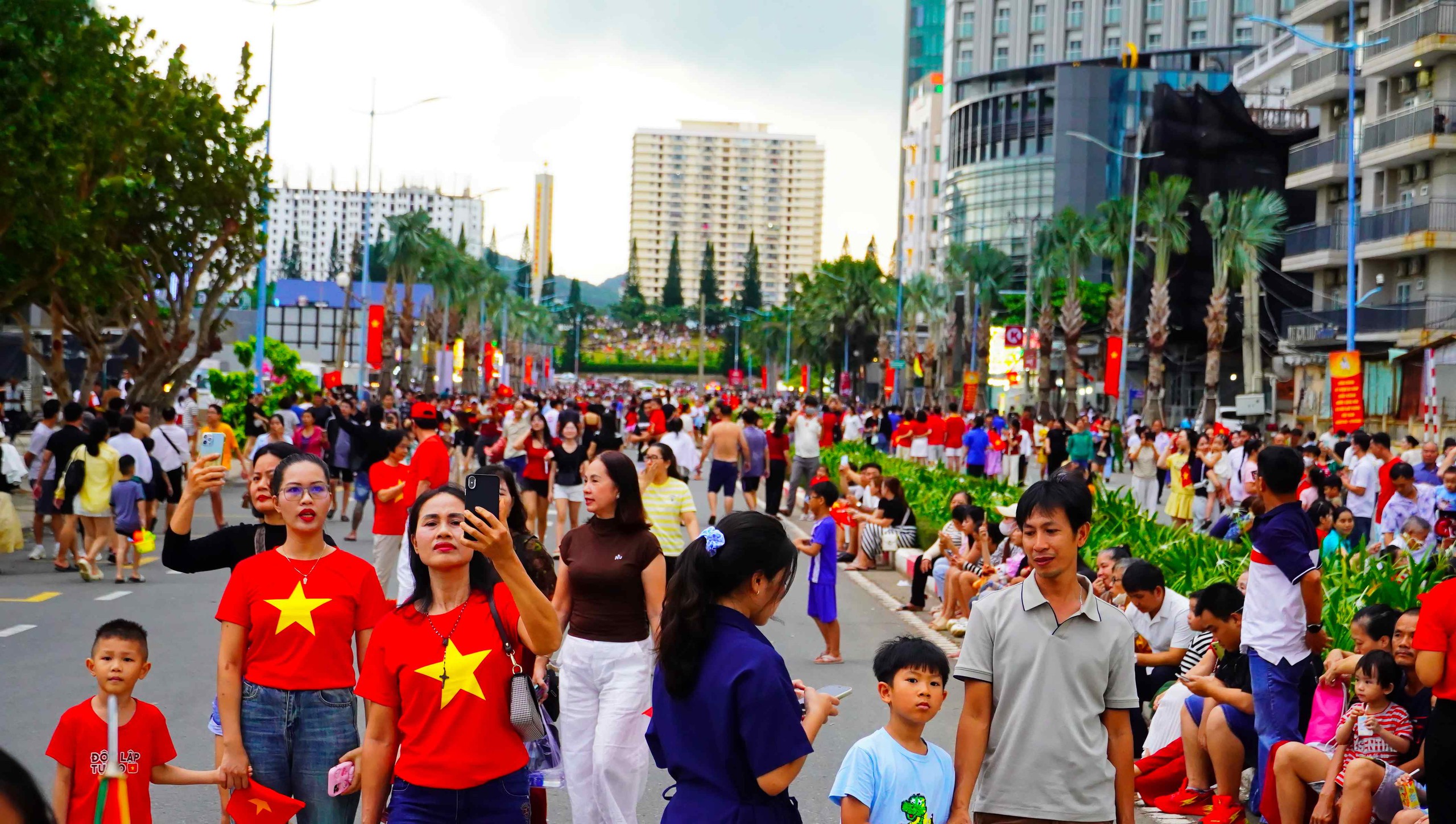 Người dân và du khách háo hức đổ về Quảng trường Tam Thắng chờ đêm hội "Ánh sao độc lập" - Ảnh 1.
