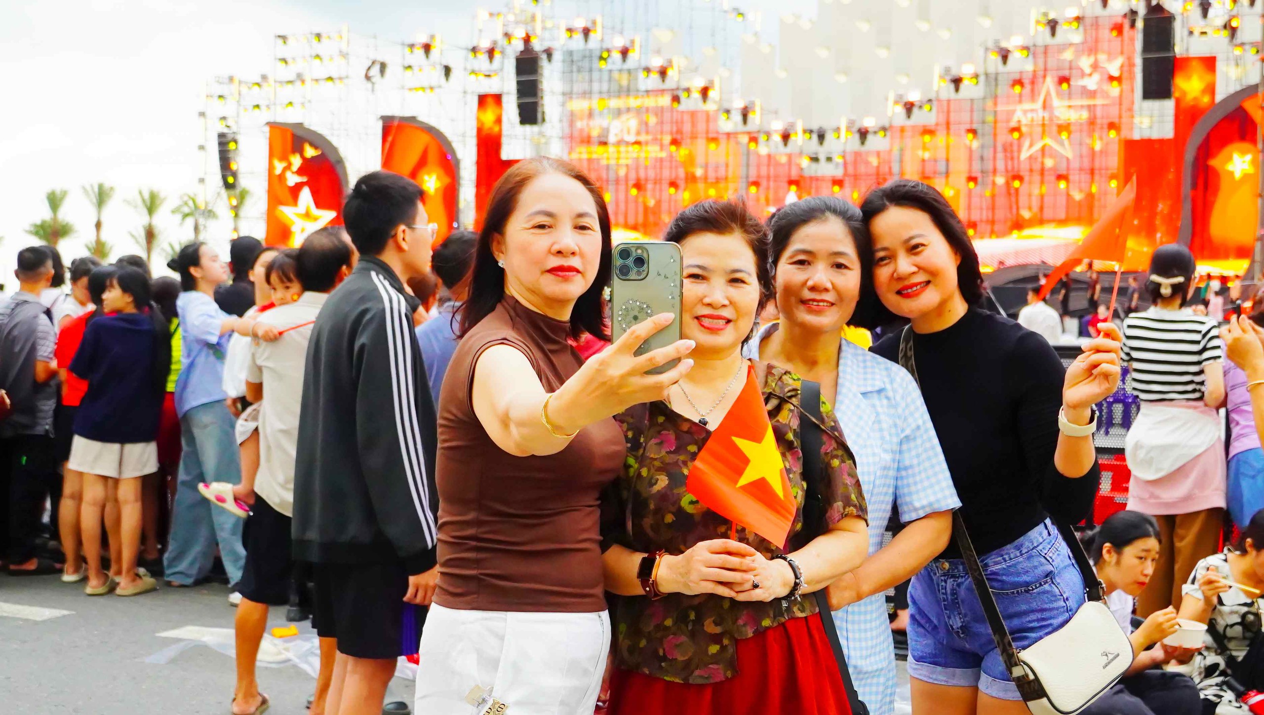 Người dân và du khách háo hức đổ về Quảng trường Tam Thắng chờ đêm hội "Ánh sao độc lập" - Ảnh 4.