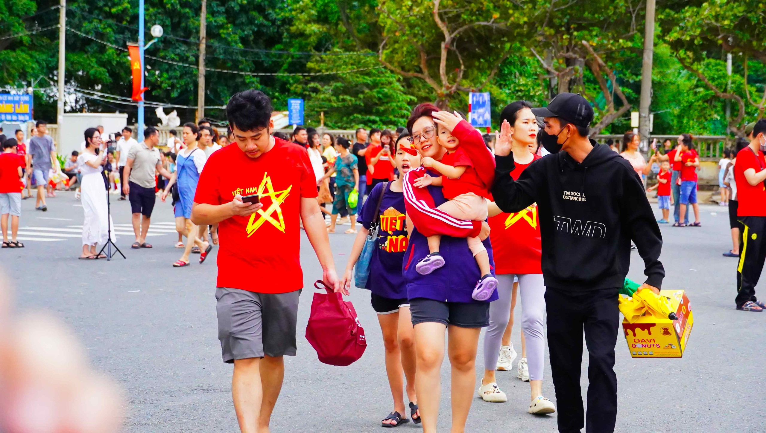 Người dân và du khách háo hức đổ về Quảng trường Tam Thắng chờ đêm hội "Ánh sao độc lập" - Ảnh 7.