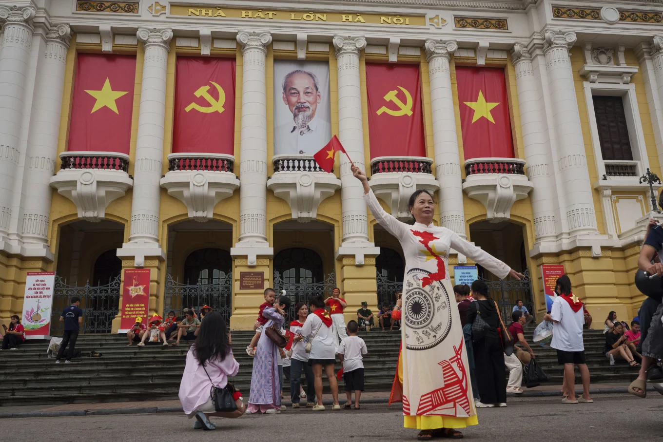 [SPECIAL] Photos show city balconies united under red flags for Vietnam’s National Day - Ảnh 12.
