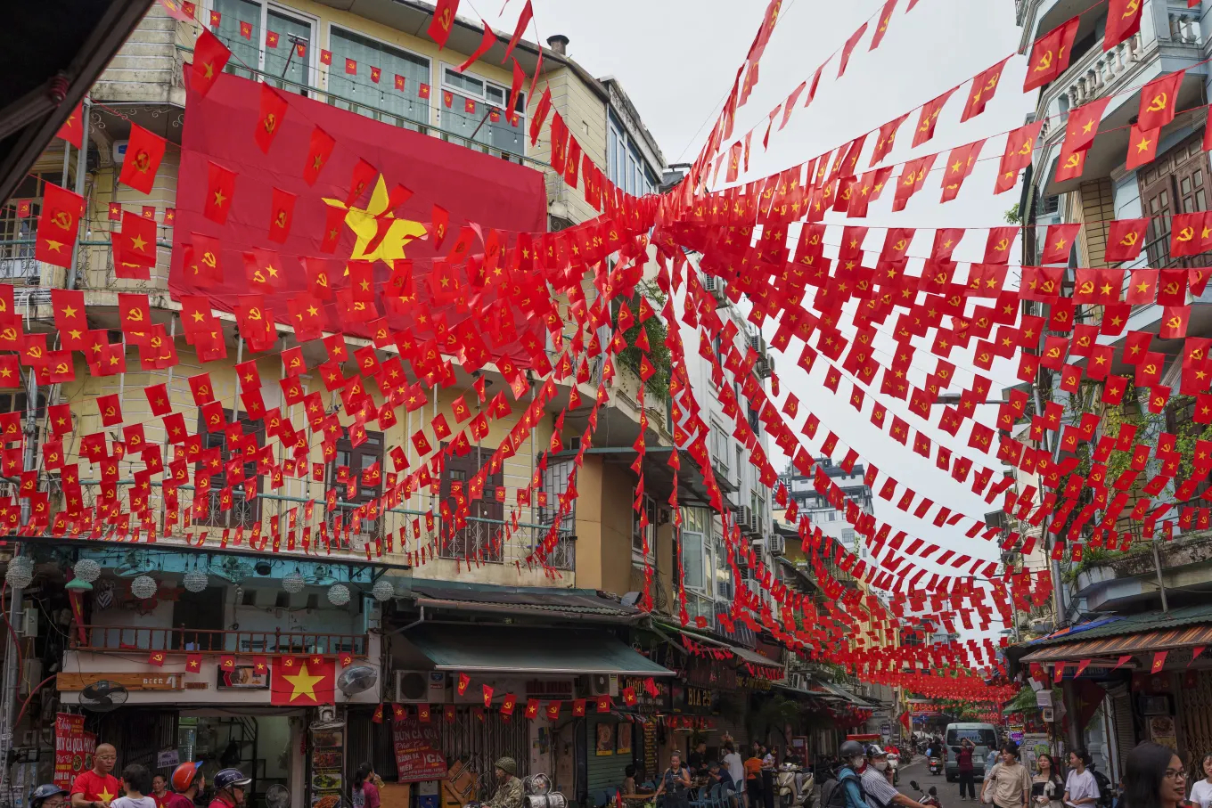 [SPECIAL] Photos show city balconies united under red flags for Vietnam’s National Day - Ảnh 7.