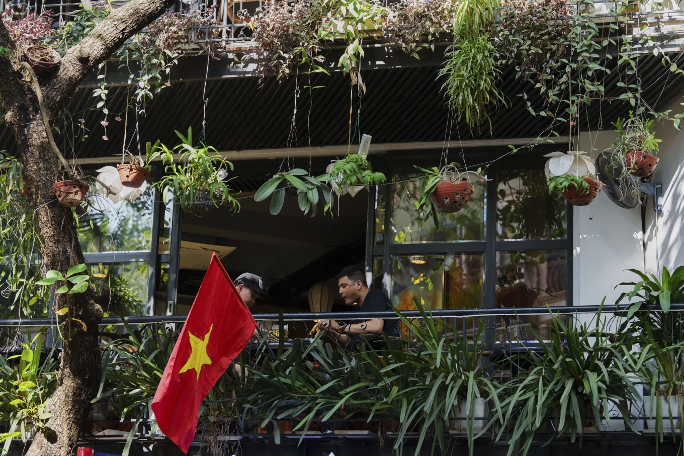 [SPECIAL] Photos show city balconies united under red flags for Vietnam’s National Day - Ảnh 8.