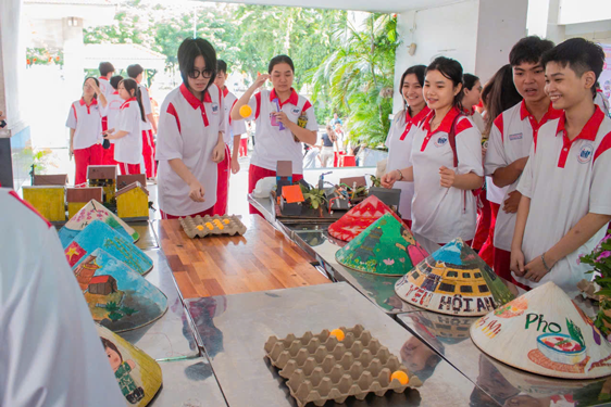 TP HCM vượt khó khi dạy học 2 buổi/ngày - Ảnh 1. TP HCM vượt khó khi dạy học 2 buổi/ngày - Ảnh 1.