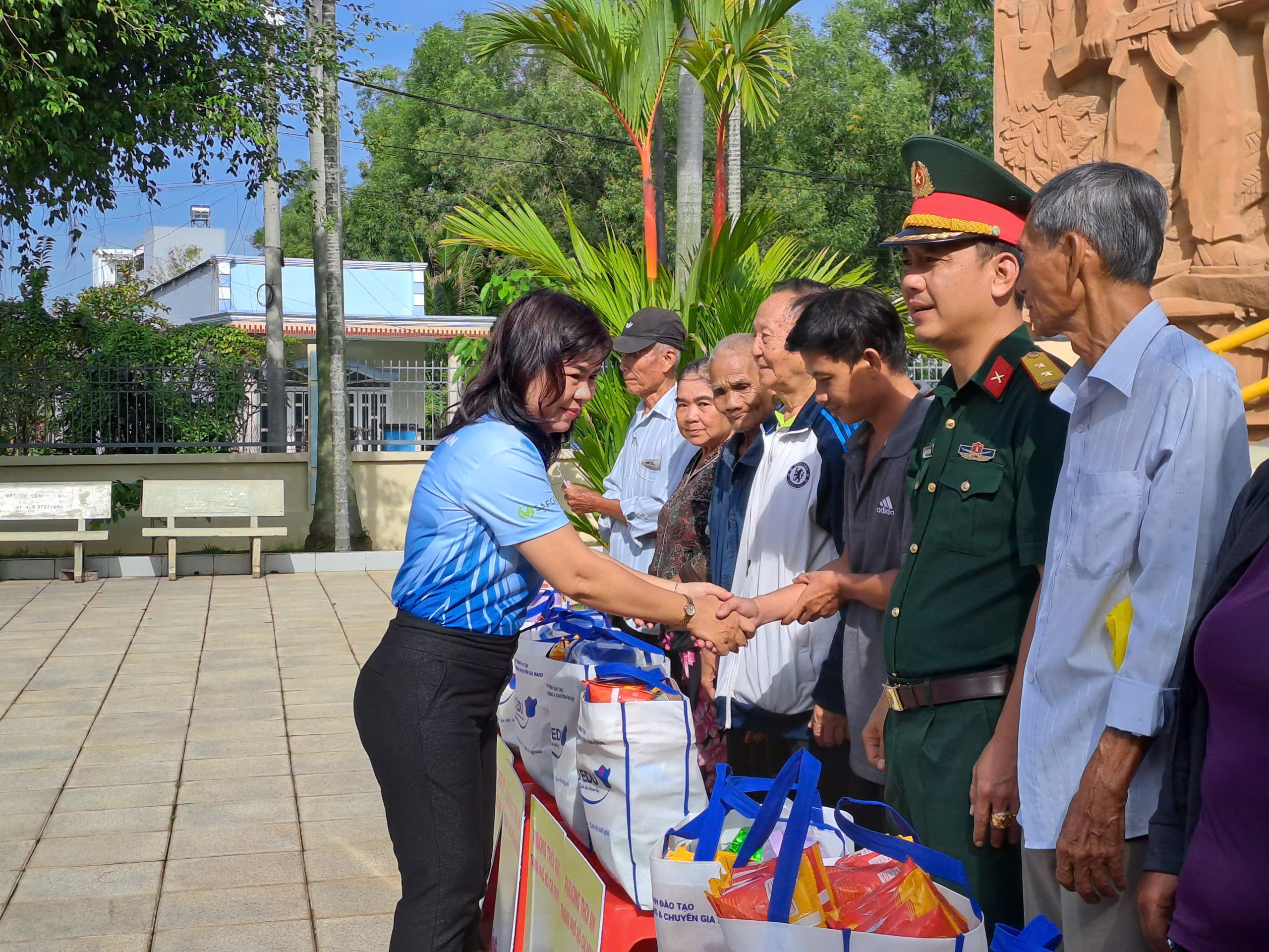 Trung đoàn Gia Định: Gắn kết tình Quân - Dân với "Gian hàng 0 đồng" - Ảnh 17.