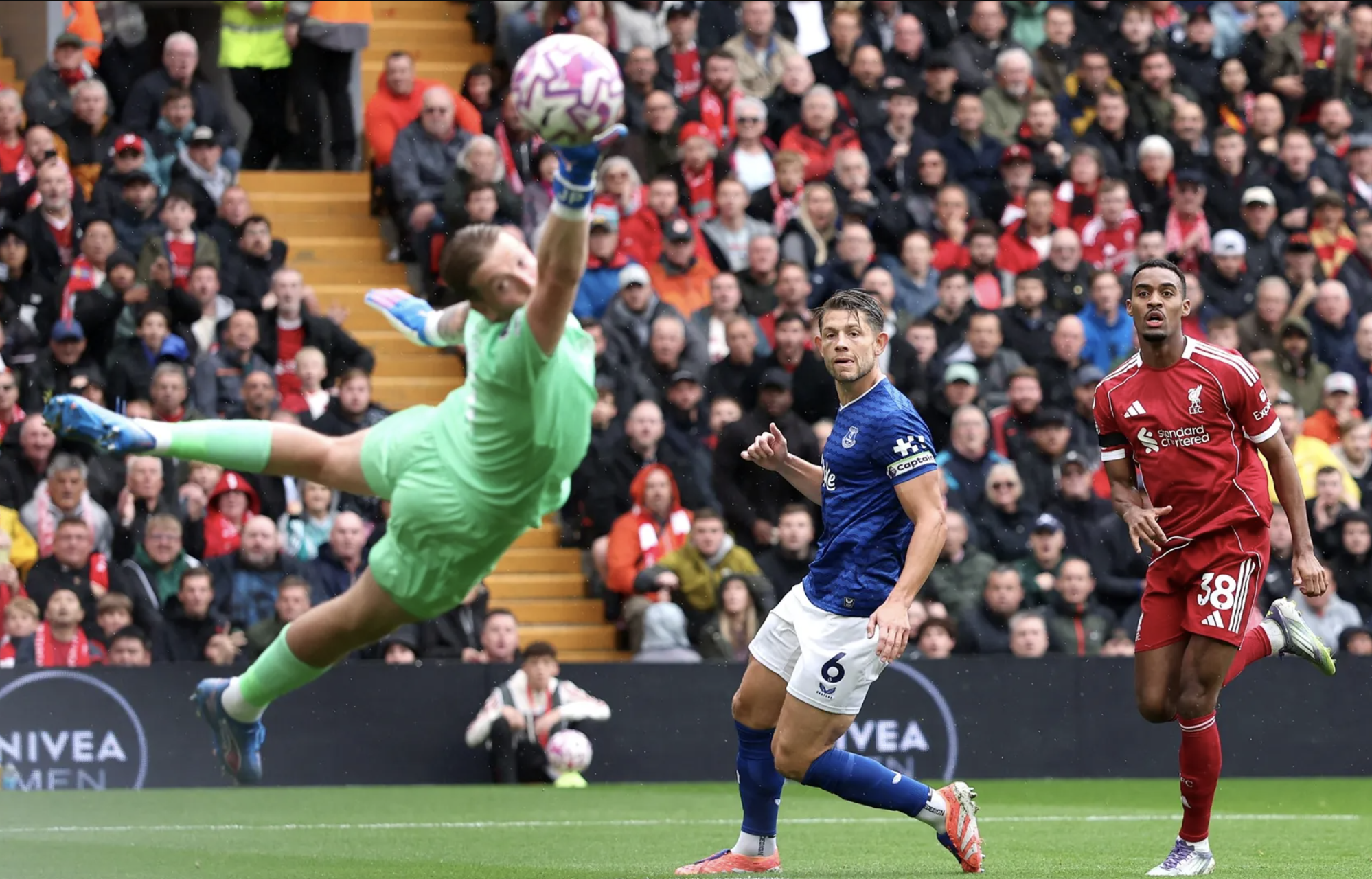 Everton gục ngã derby Merseyside, Liverpool toàn thắng Ngoại hạng Anh - Ảnh 1.