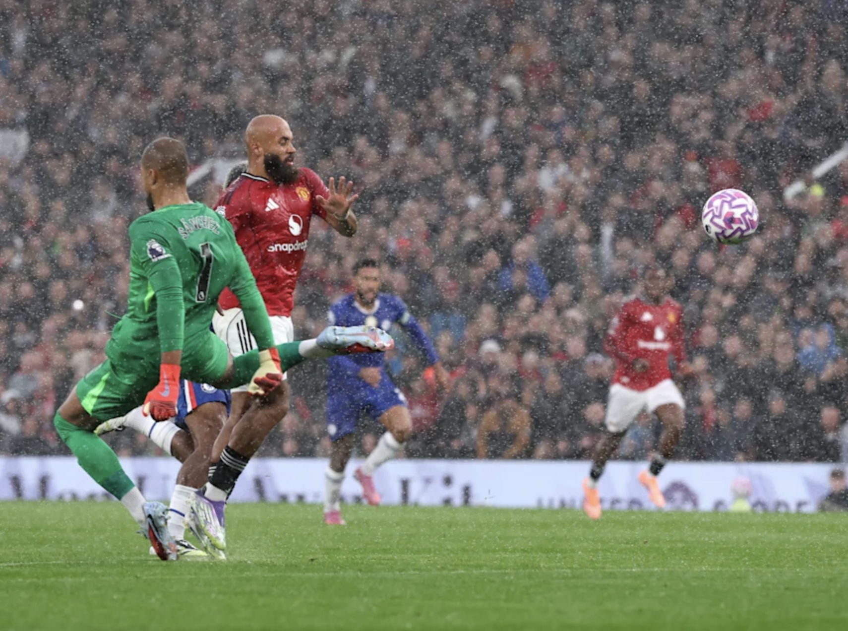 Rain និងសន្លឹកបៀនៅ Old Trafford Man United បានឈ្នះ Chelsea យ៉ាងខ្លាំង - រូបថត 1 ។ Mưa trời và mưa thẻ ở Old Trafford, Man United thắng kịch tính Chelsea- Ảnh 1.