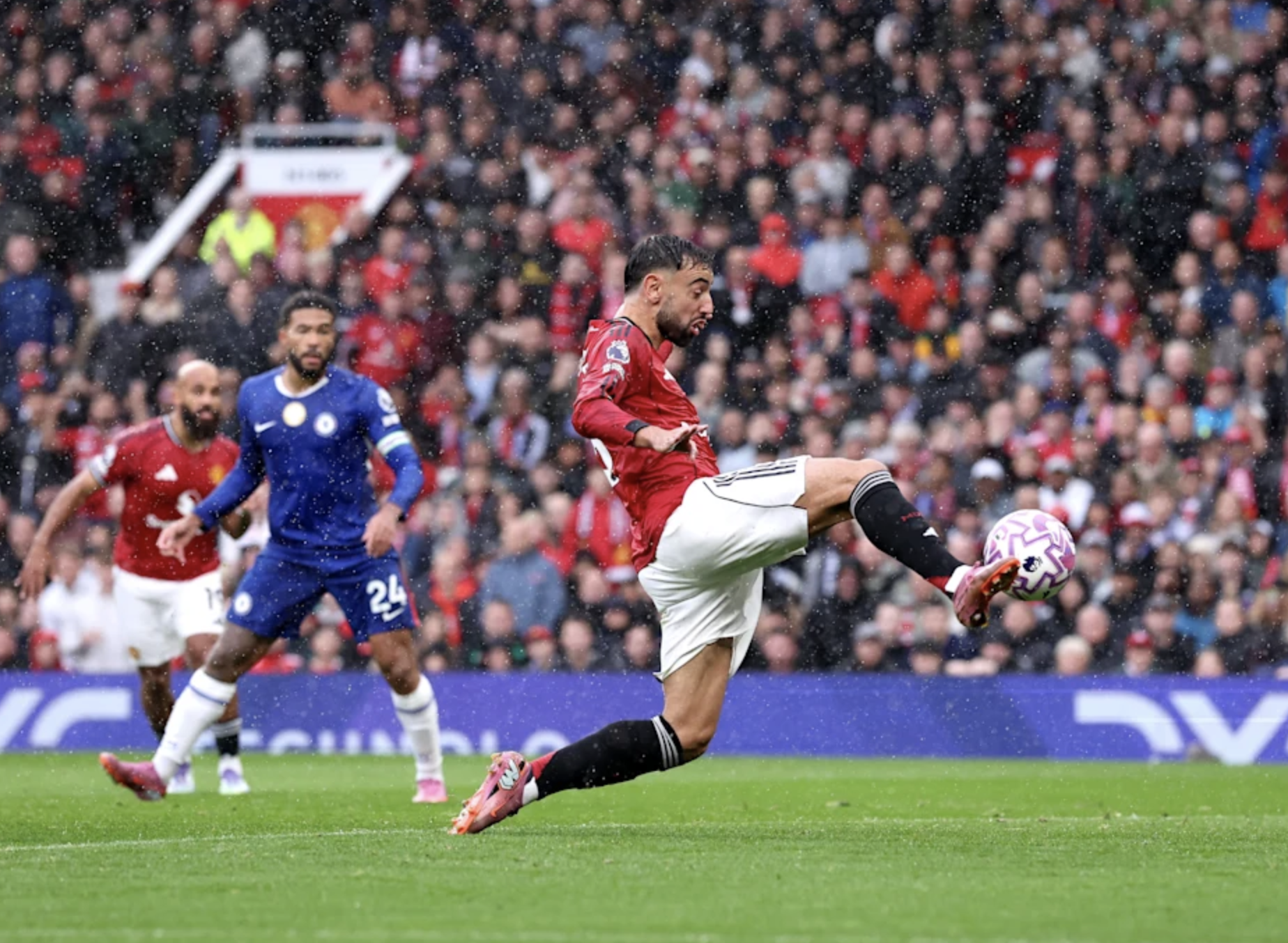ភ្លៀងនិងសន្លឹកបៀនៅ Old Trafford Man United បានឈ្នះយ៉ាងខ្លាំងទល់នឹង Chelsea - រូបថត 2 ។ Mưa trời và mưa thẻ ở Old Trafford, Man United thắng kịch tính Chelsea- Ảnh 2.