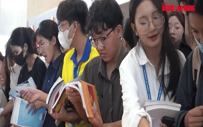 Cụ ông 91 tuổi dùng "cục gạch" chụp ảnh cháu gái trong lễ tốt nghiệp - Ảnh 2.