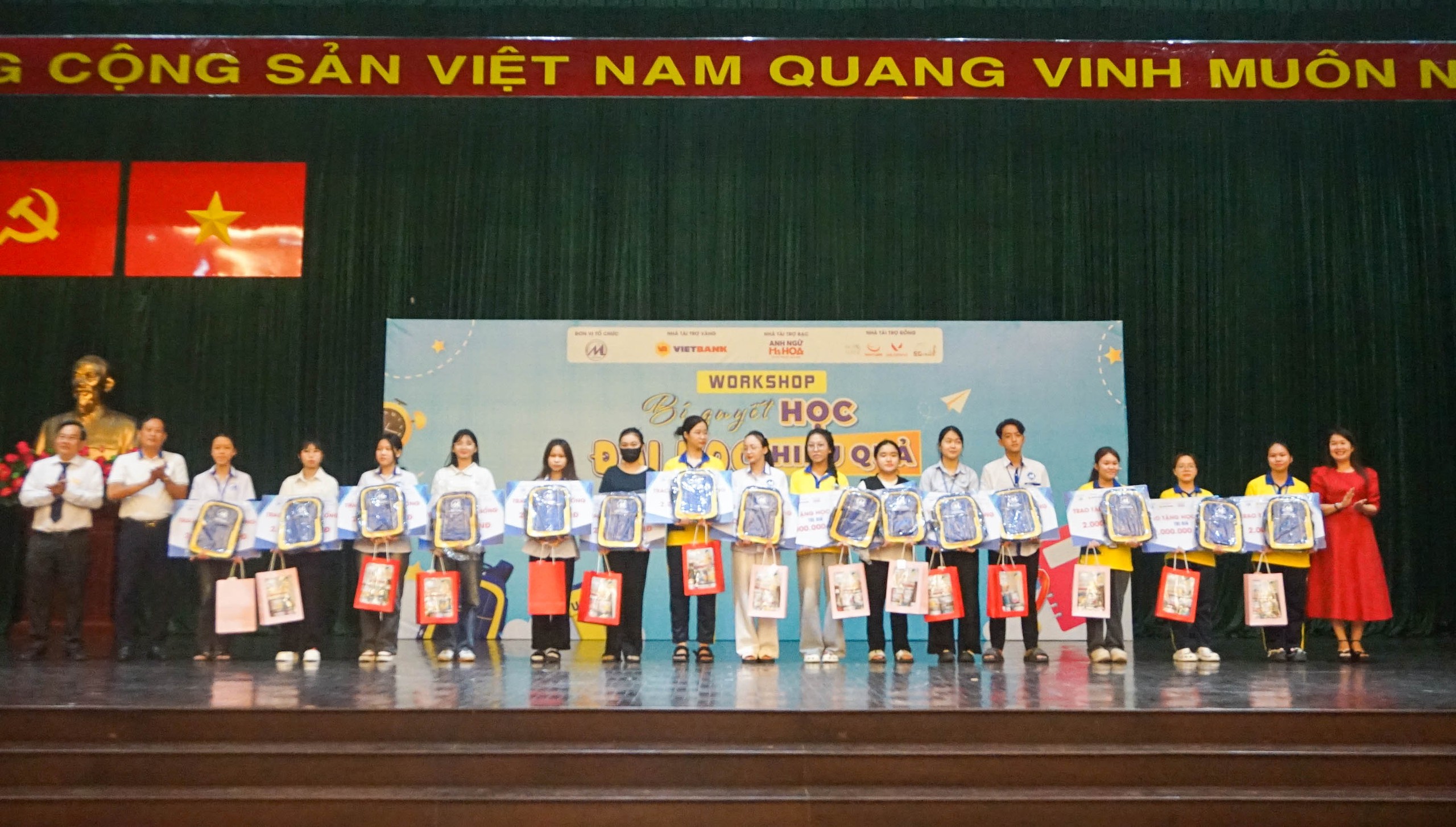 VIDEO: Tân sinh viên "bội thu" vì nhận được giáo trình miễn phí- Ảnh 6. VIDEO: Tân sinh viên "bội thu" vì nhận được giáo trình miễn phí- Ảnh 6.