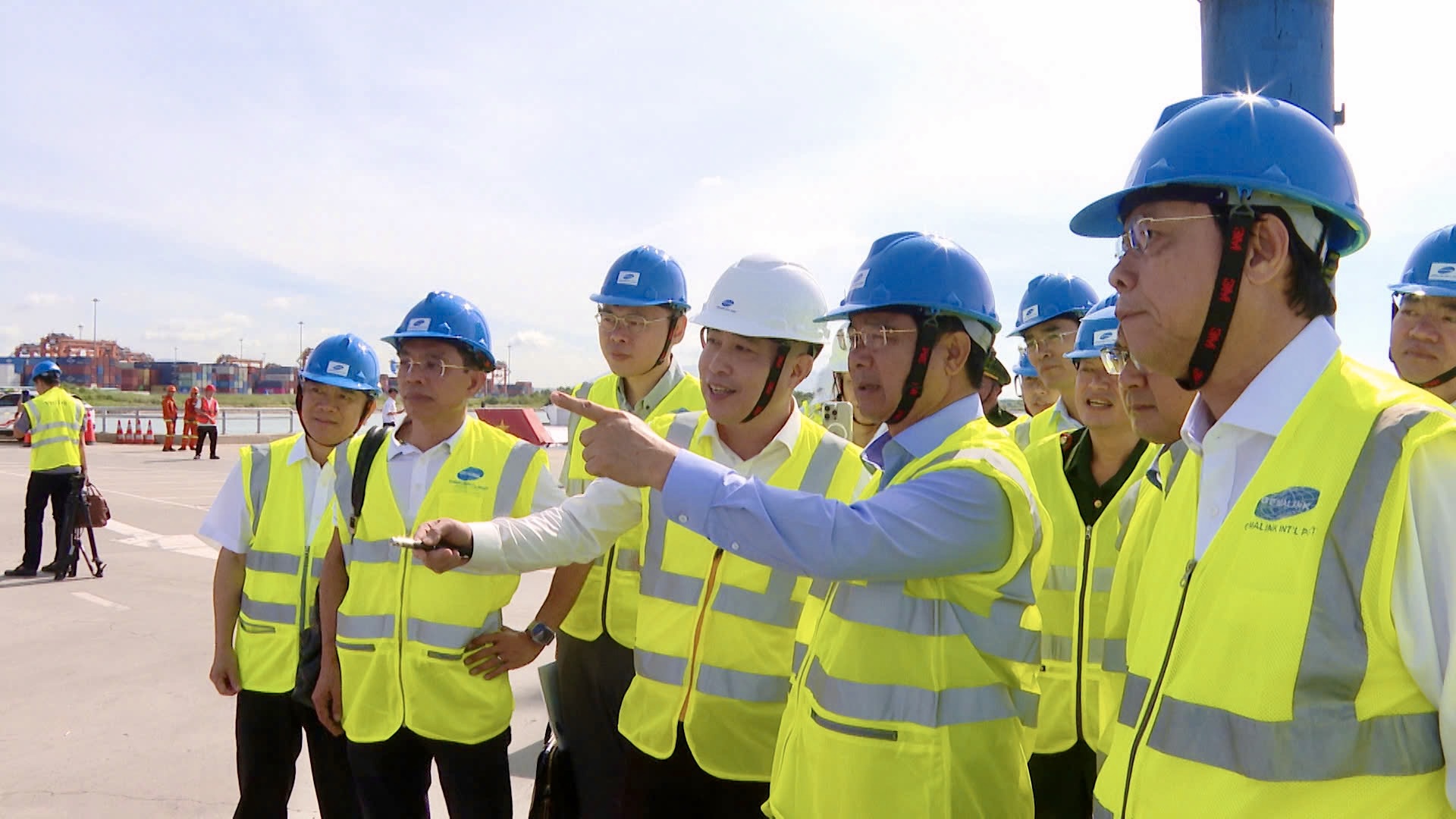 Chủ tịch UBND TP HCM Nguyễn Văn Được khảo sát
tiềm năng phát triển cảng biển- Ảnh 2. Chủ tịch UBND TP HCM Nguyễn Văn Được khảo sát
tiềm năng phát triển cảng biển- Ảnh 2.