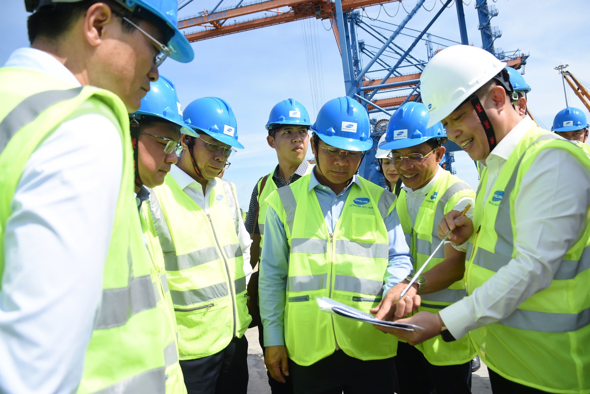 Chủ tịch UBND TP HCM Nguyễn Văn Được khảo sát
tiềm năng phát triển cảng biển- Ảnh 1. Chủ tịch UBND TP HCM Nguyễn Văn Được khảo sát
tiềm năng phát triển cảng biển- Ảnh 1.