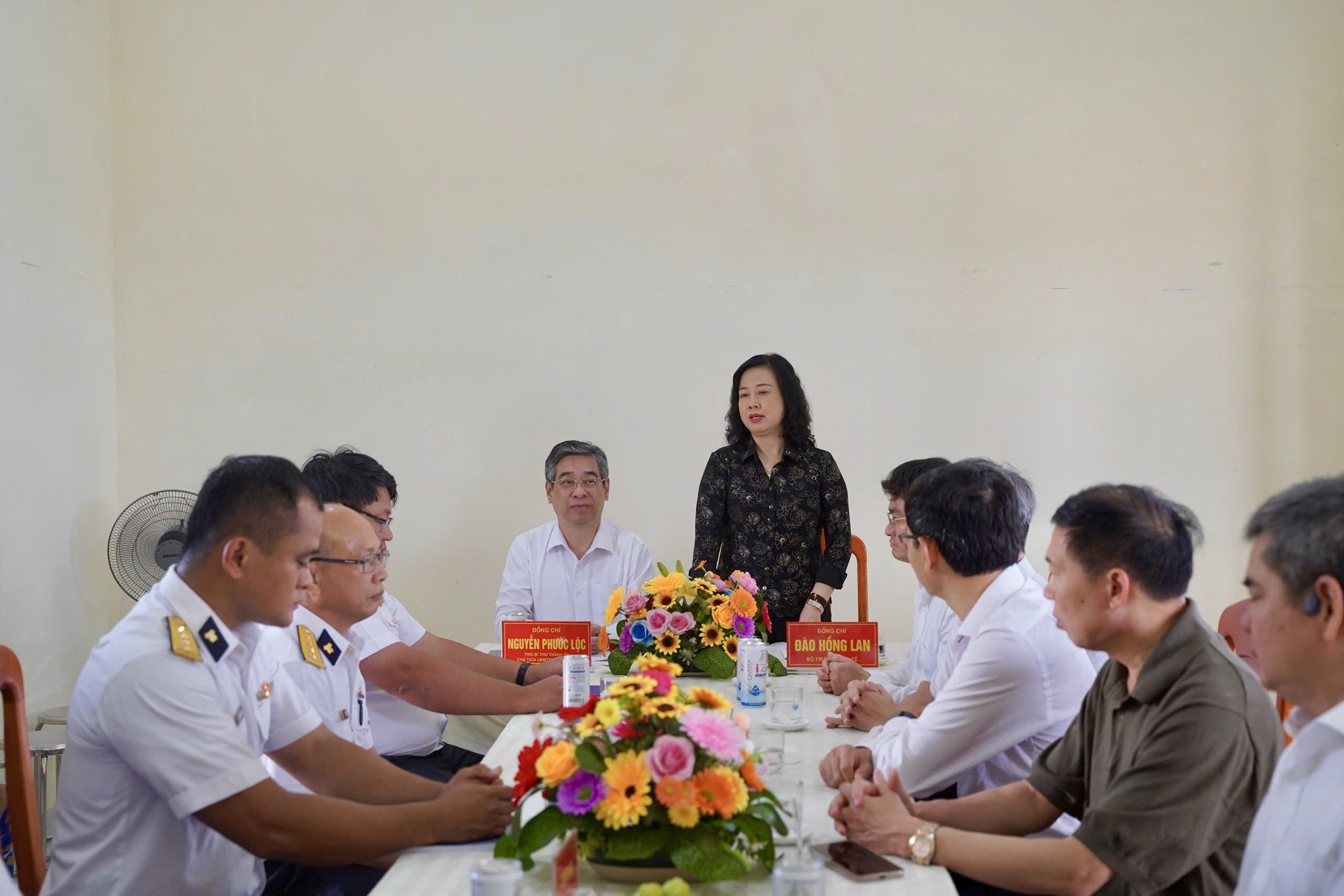 Bộ trưởng Bộ Y tế thăm cán bộ, chiến sĩ tại Đặc khu Côn Đảo- Ảnh 1. Bộ trưởng Bộ Y tế thăm cán bộ, chiến sĩ tại Đặc khu Côn Đảo- Ảnh 1.