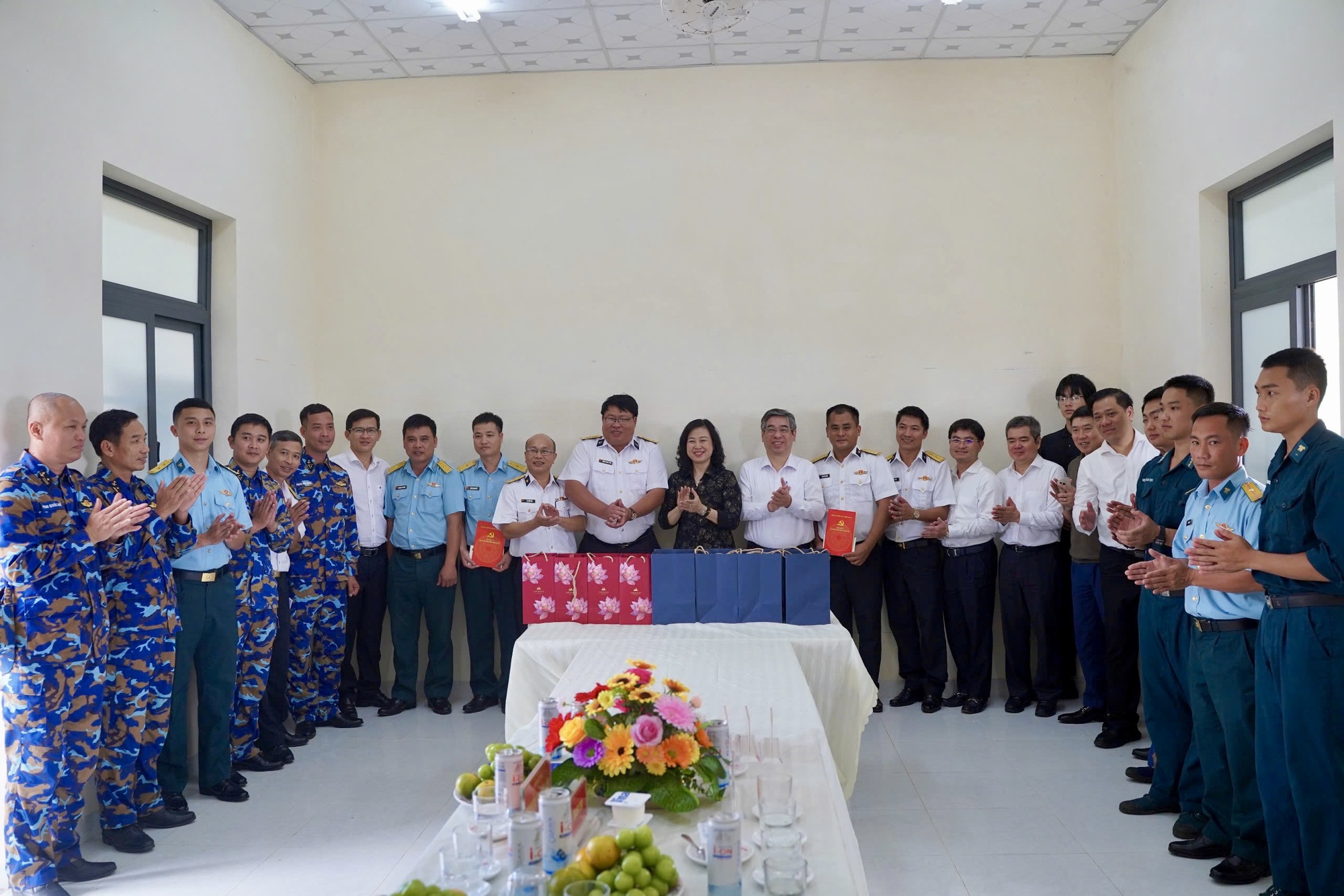 Bộ trưởng Bộ Y tế thăm cán bộ, chiến sĩ tại Đặc khu Côn Đảo- Ảnh 2. Bộ trưởng Bộ Y tế thăm cán bộ, chiến sĩ tại Đặc khu Côn Đảo- Ảnh 2.