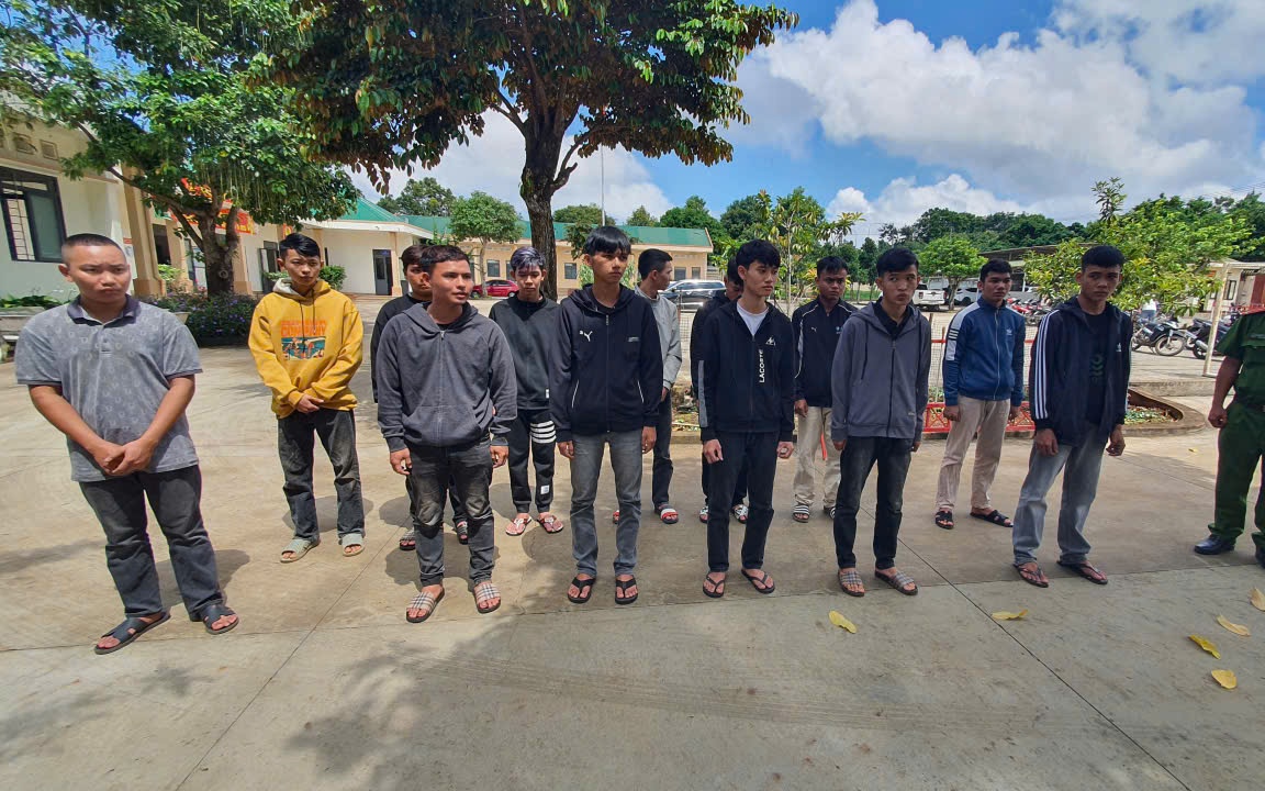Hai nhóm đối tượng dùng hung khí hỗn chiến trước cổng trụ sở xã - Ảnh 2.