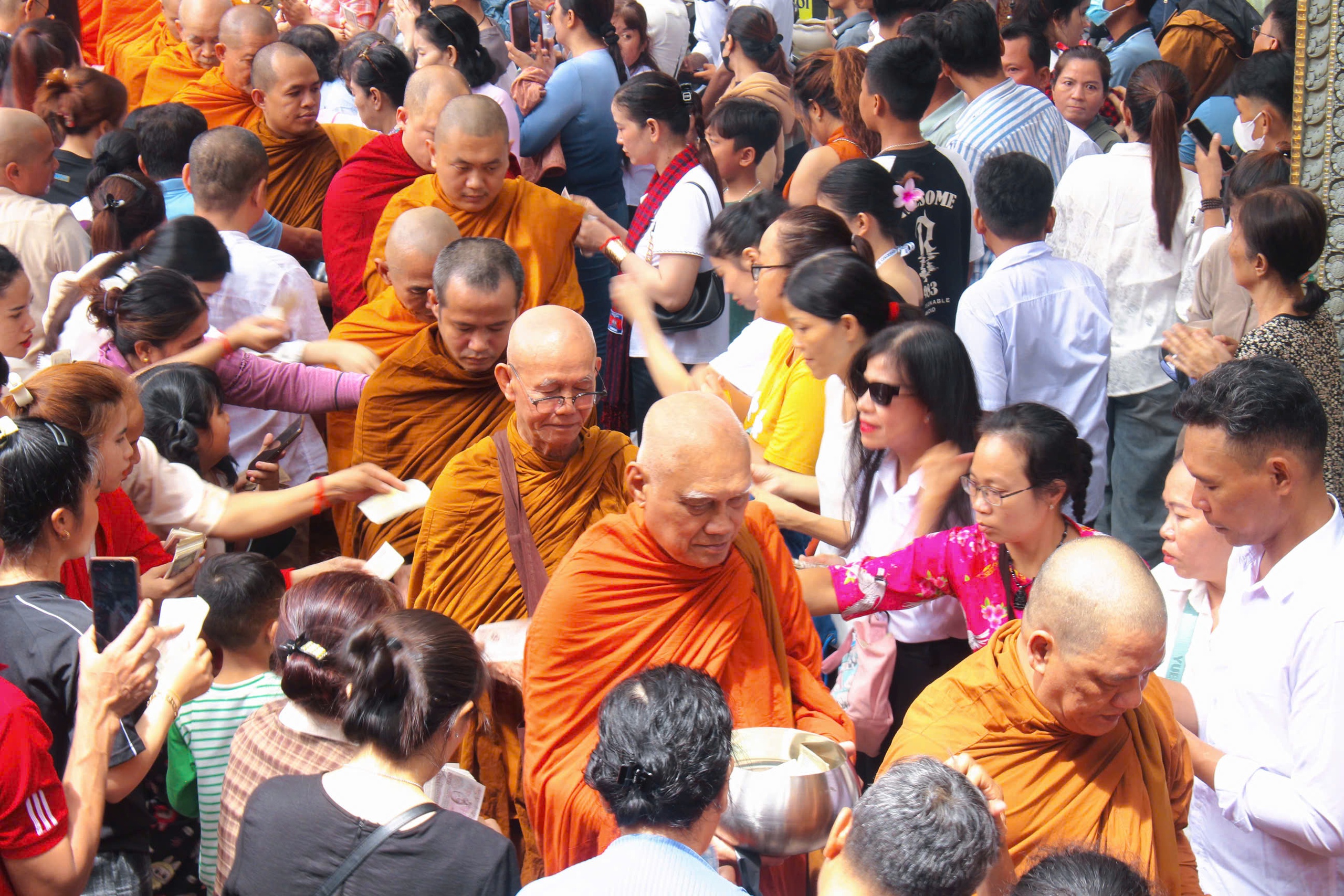 TP HCM: Tưng bừng lễ Sene Đôn Ta (lễ Vu Lan báo hiếu) của đồng bào Khmer - Ảnh 5. TP HCM: Tưng bừng lễ Sene Đôn Ta (lễ Vu Lan báo hiếu) của đồng bào Khmer - Ảnh 5.