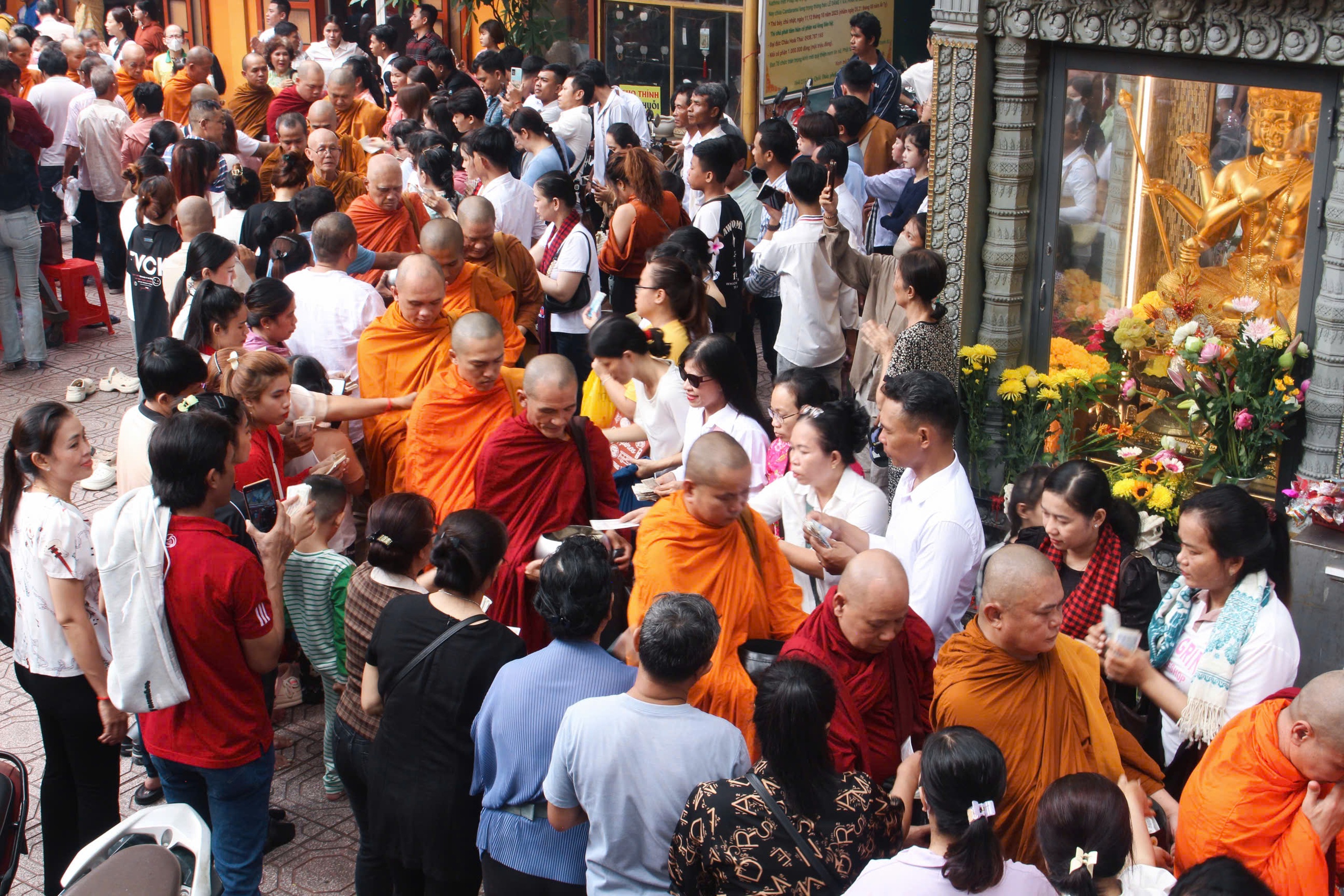 TP HCM: Tưng bừng lễ Sene Đôn Ta (lễ Vu Lan báo hiếu) của đồng bào Khmer - Ảnh 1. TP HCM: Tưng bừng lễ Sene Đôn Ta (lễ Vu Lan báo hiếu) của đồng bào Khmer - Ảnh 1.