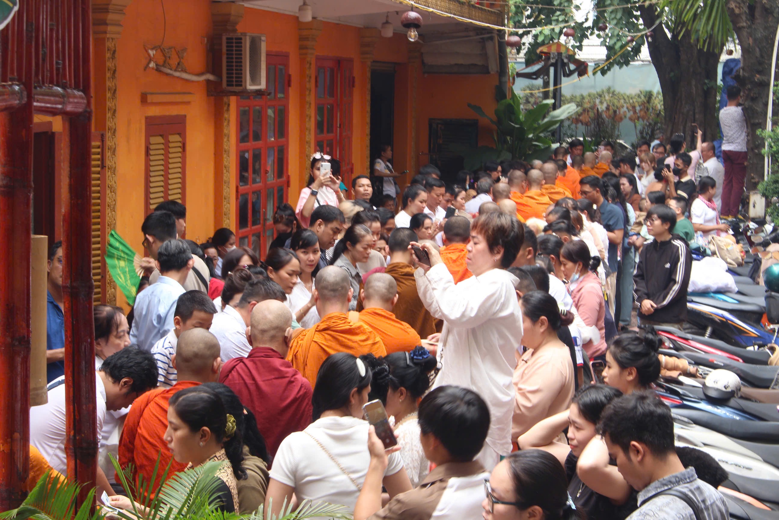TP HCM: Tưng bừng lễ Sene Đôn Ta (lễ Vu Lan báo hiếu) của đồng bào Khmer - Ảnh 2. TP HCM: Tưng bừng lễ Sene Đôn Ta (lễ Vu Lan báo hiếu) của đồng bào Khmer - Ảnh 2.