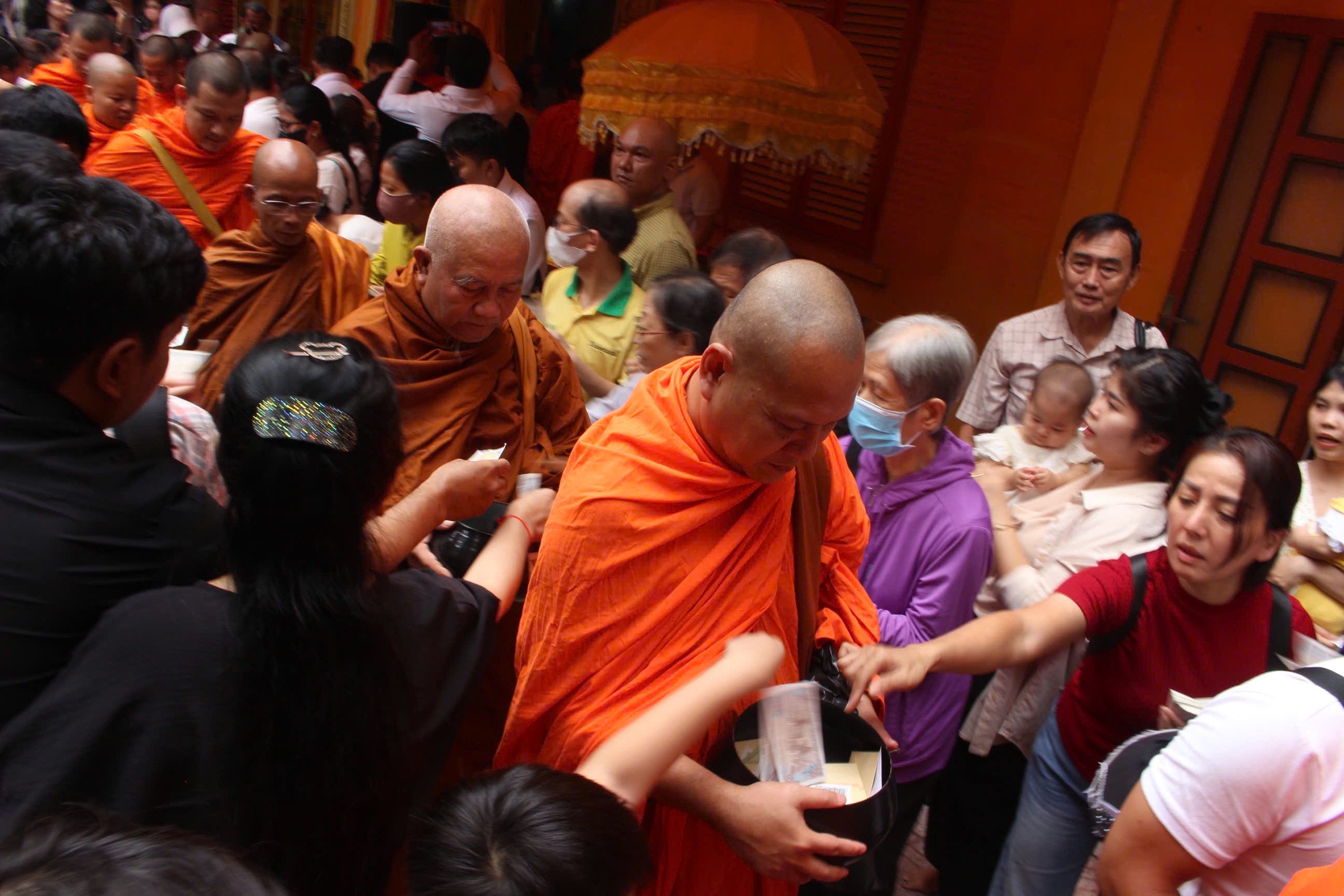TP HCM: Tưng bừng lễ Sene Đôn Ta (lễ Vu Lan báo hiếu) của đồng bào Khmer - Ảnh 3. TP HCM: Tưng bừng lễ Sene Đôn Ta (lễ Vu Lan báo hiếu) của đồng bào Khmer - Ảnh 3.