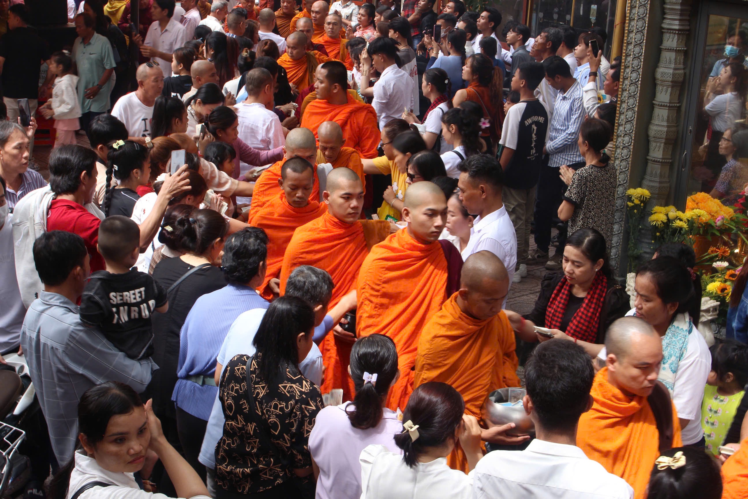 TP HCM: Tưng bừng lễ Sene Đôn Ta (lễ Vu Lan báo hiếu) của đồng bào Khmer - Ảnh 4. TP HCM: Tưng bừng lễ Sene Đôn Ta (lễ Vu Lan báo hiếu) của đồng bào Khmer - Ảnh 4.