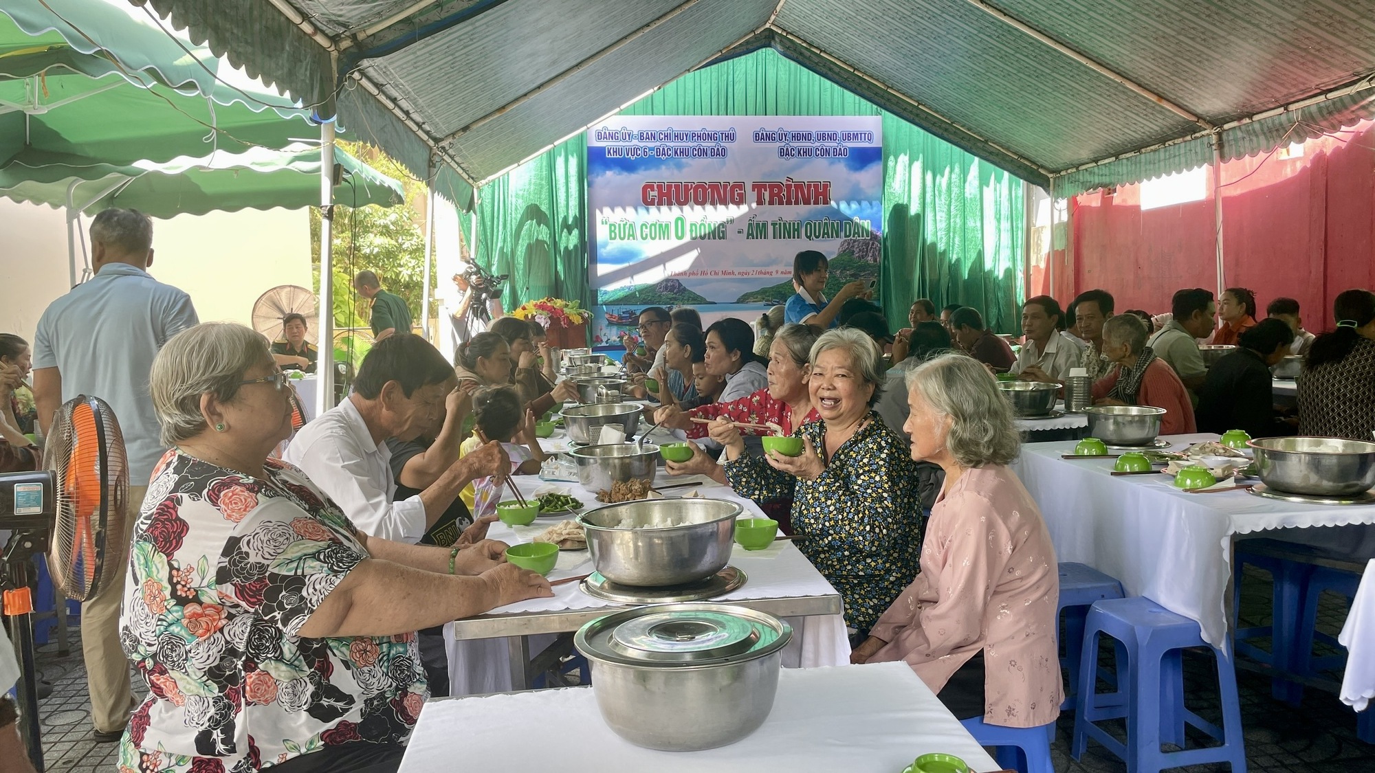 Bữa cơm đặc biệt ở Đặc khu Côn Đảo ngày 21-9 - Ảnh 1. Bữa cơm đặc biệt ở Đặc khu Côn Đảo ngày 21-9 - Ảnh 1.