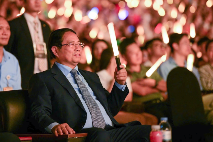 Vu ແລະ Nguyen Hung ໄດ້ເຮັດໃຫ້ຜູ້ຊົມນັບພັນຄົນຮ້ອງໂຮດ້ວຍ “ອັນໃດຈະງາມກວ່າ” - ຮູບທີ 2. Vũ. và Nguyễn Hùng khiến vạn khán giả thổn thức với