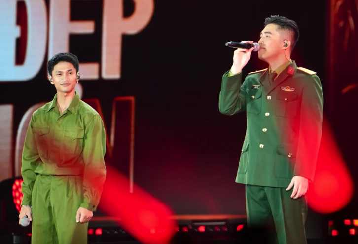 Vu ແລະ Nguyen Hung ໄດ້ເຮັດໃຫ້ຜູ້ຊົມນັບພັນຄົນຮ້ອງໂຮດ້ວຍ “ອັນໃດຈະງາມກວ່າ” - ຮູບພາບ 3. Vũ. và Nguyễn Hùng khiến vạn khán giả thổn thức với