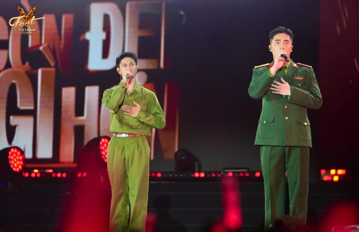 Vu ແລະ Nguyen Hung ໄດ້ເຮັດໃຫ້ຜູ້ຊົມນັບພັນຄົນຮ້ອງໂຮດ້ວຍ “ອັນໃດຈະງາມກວ່າ” - ຮູບທີ 1. Vũ. và Nguyễn Hùng khiến vạn khán giả thổn thức với