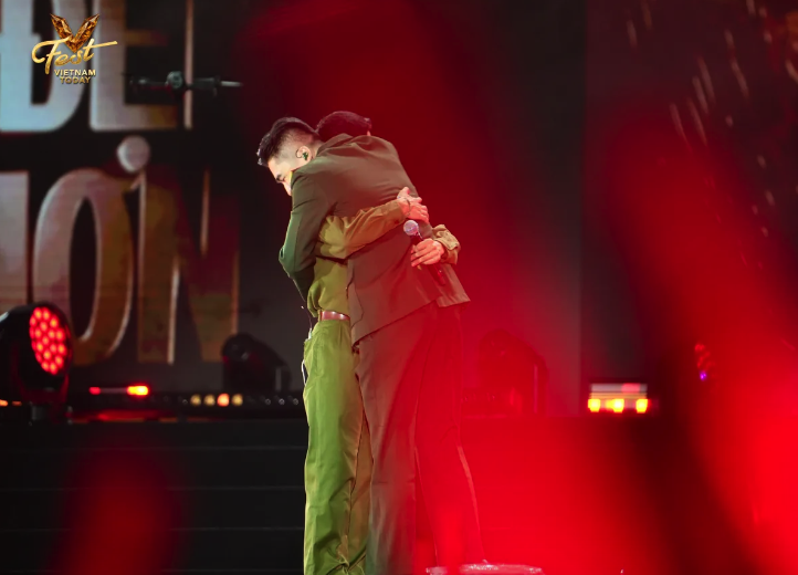 Vu ແລະ Nguyen Hung ໄດ້ເຮັດໃຫ້ຜູ້ຊົມນັບພັນຄົນຮ້ອງໂຮດ້ວຍ “ອັນໃດຈະງາມກວ່າ” - ຮູບທີ 7. Vũ. và Nguyễn Hùng khiến vạn khán giả thổn thức với