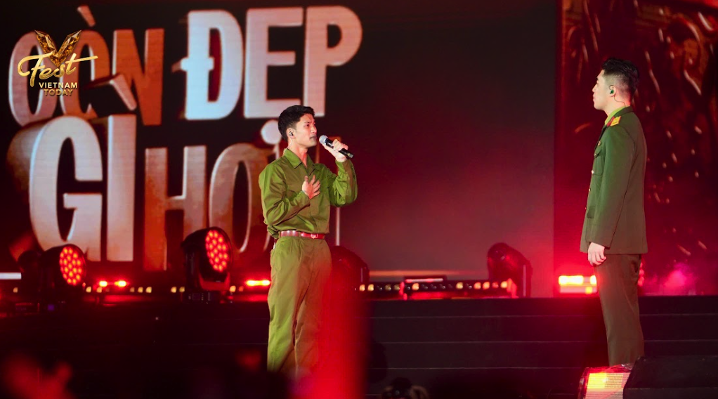 Vu ແລະ Nguyen Hung ໄດ້ເຮັດໃຫ້ຜູ້ຊົມນັບພັນຄົນຮ້ອງໂຮດ້ວຍ “ອັນໃດຈະງາມກວ່າ” - ຮູບທີ 4. Vũ. và Nguyễn Hùng khiến vạn khán giả thổn thức với