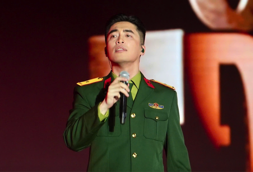 Vu ແລະ Nguyen Hung ໄດ້ເຮັດໃຫ້ຜູ້ຊົມນັບພັນຄົນຮ້ອງໂຮດ້ວຍ “ອັນໃດຈະງາມກວ່າ” - ຮູບທີ 5. Vũ. và Nguyễn Hùng khiến vạn khán giả thổn thức với