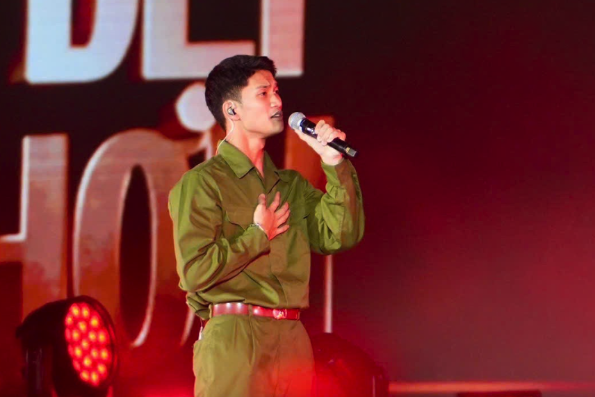 Vu ແລະ Nguyen Hung ໄດ້ເຮັດໃຫ້ຜູ້ຊົມນັບພັນຄົນຮ້ອງໂຮດ້ວຍ “ອັນໃດຈະງາມກວ່າ” - ຮູບທີ 6. Vũ. và Nguyễn Hùng khiến vạn khán giả thổn thức với