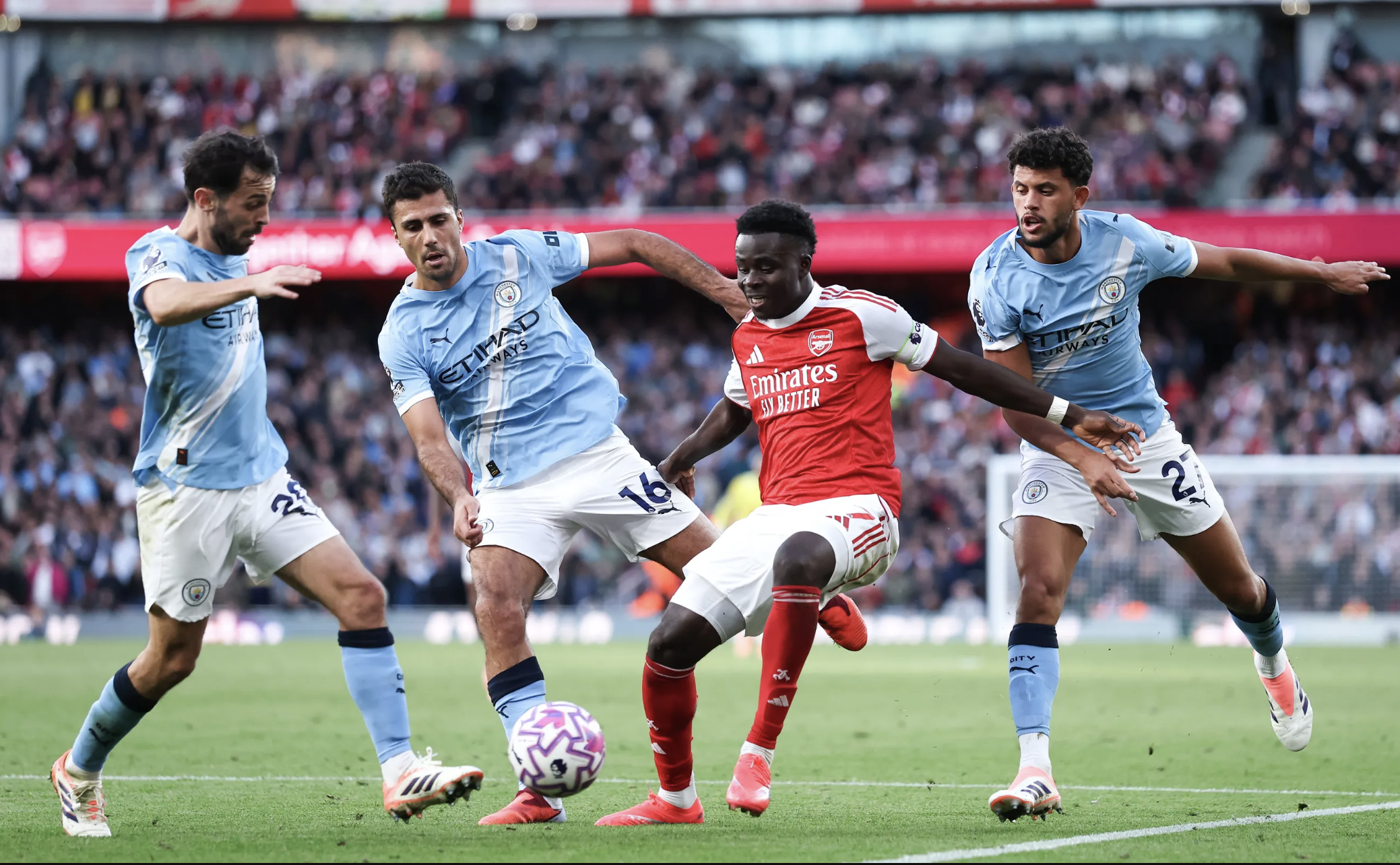 Arsenal និង Man City ដណ្តើមគ្នាមកវិញក្នុងសមរភូមិដ៏ធំ Liverpool ទទួលបានអត្ថប្រយោជន៍ពីតំណែងកំពូល - រូបថត 3 ។ Arsenal và Man City níu chân nhau ở đại chiến, Liverpool hưởng lợi ngôi đầu- Ảnh 3.
