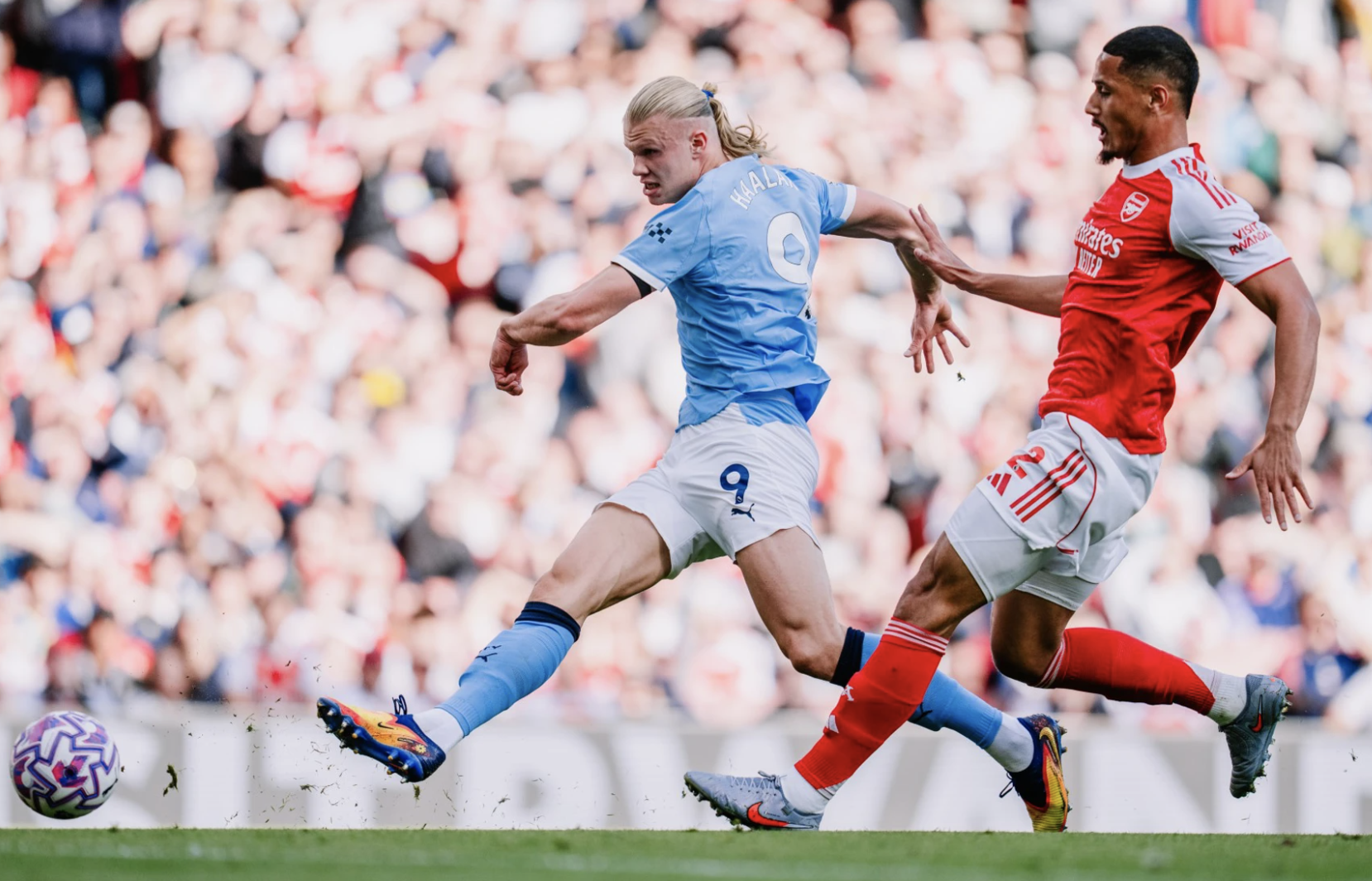 Arsenal និង Man City ដណ្តើមគ្នាមកវិញនៅក្នុងសមរភូមិដ៏ធំ Liverpool ទទួលបានអត្ថប្រយោជន៍ពីតំណែងកំពូល - រូបថត 2 ។ Arsenal và Man City níu chân nhau ở đại chiến, Liverpool hưởng lợi ngôi đầu- Ảnh 2.