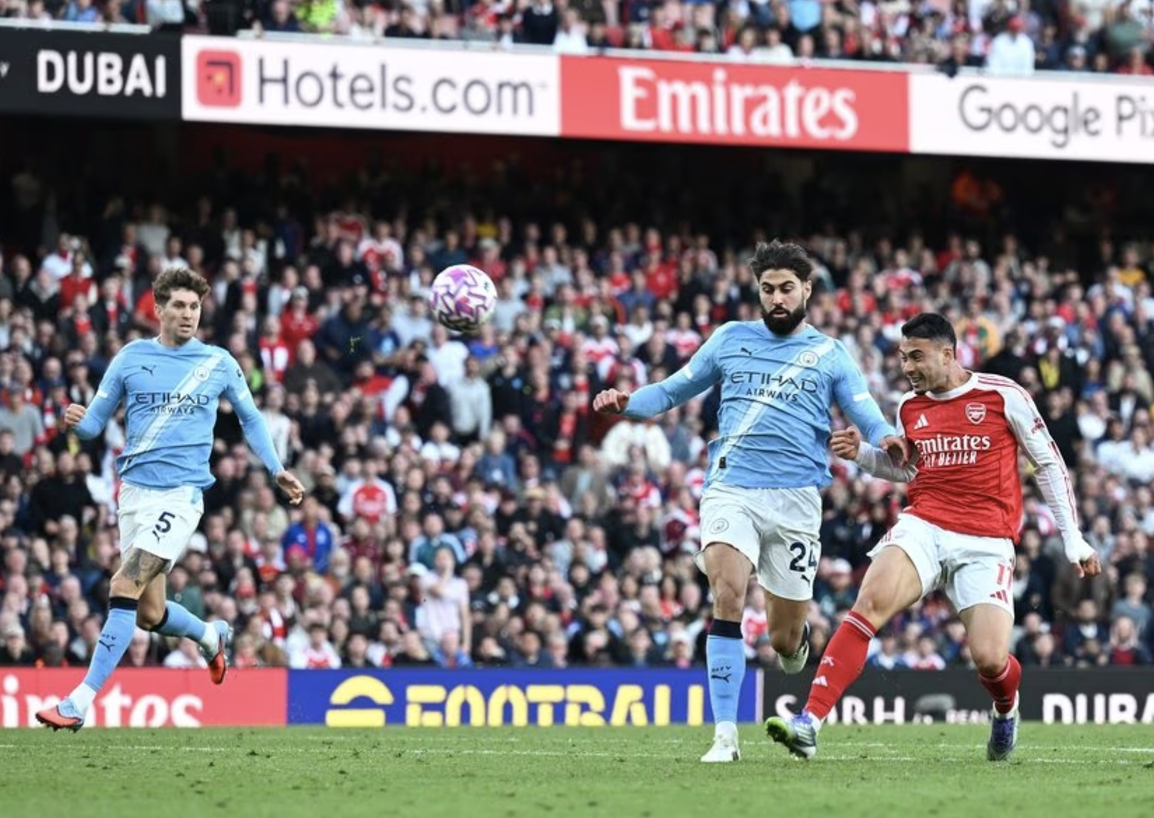 Arsenal និង Man City ដណ្តើមគ្នាមកវិញក្នុងសមរភូមិដ៏ធំ Liverpool ទទួលបានអត្ថប្រយោជន៍ពីតំណែងកំពូល - រូបថត 7 ។ Arsenal và Man City níu chân nhau ở đại chiến, Liverpool hưởng lợi ngôi đầu- Ảnh 7.