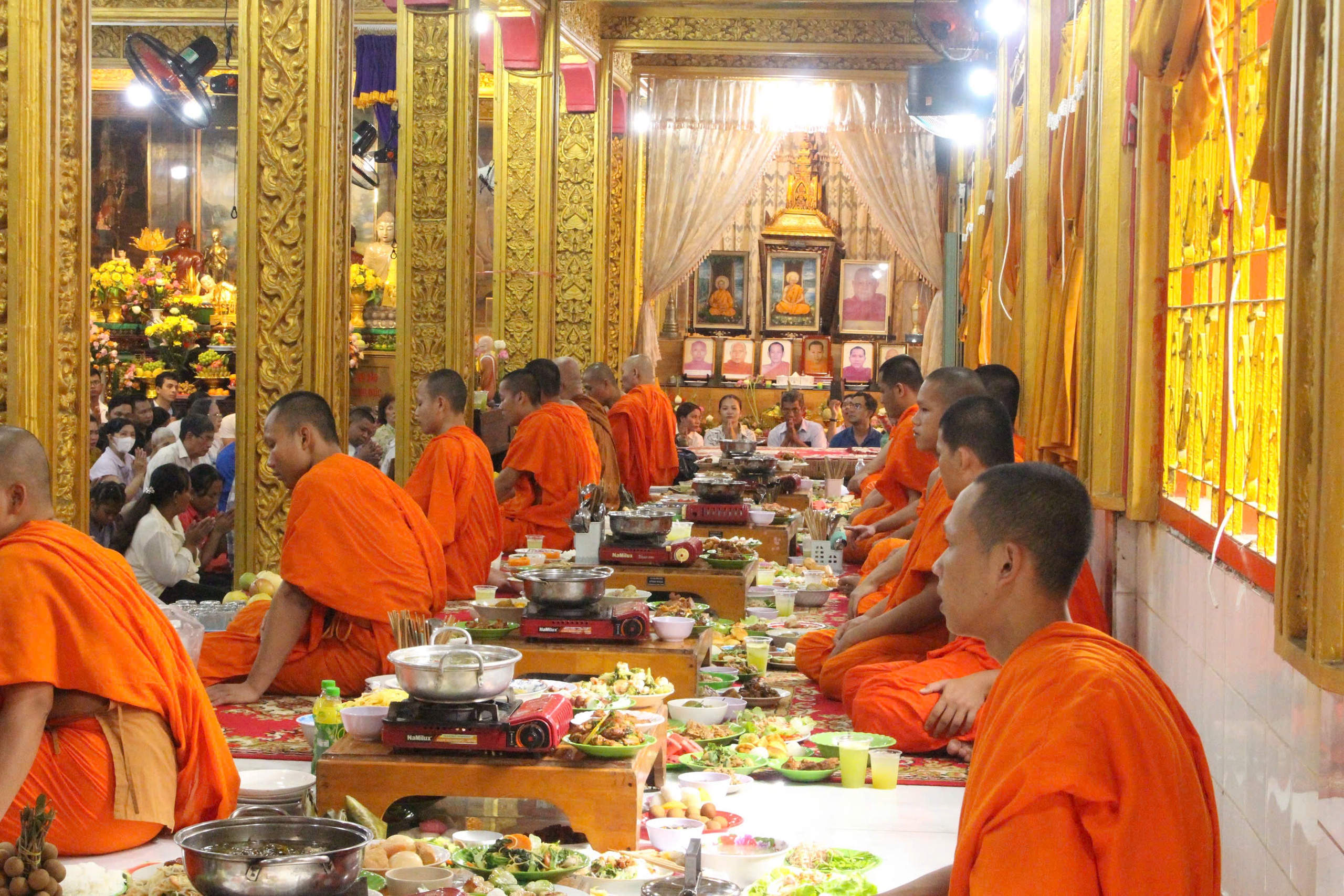 TP HCM: Tưng bừng lễ Sene Đôn Ta (lễ Vu Lan báo hiếu) của đồng bào Khmer - Ảnh 6. TP HCM: Tưng bừng lễ Sene Đôn Ta (lễ Vu Lan báo hiếu) của đồng bào Khmer - Ảnh 6.