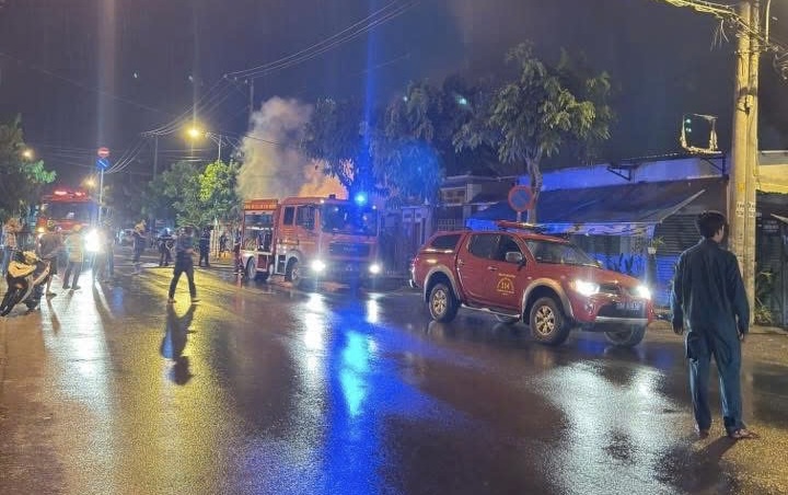 Cháy chợ Xuân Thới Sơn, TP HCM gây thiệt hại lớn vào nửa đêm - Ảnh 2. Cháy chợ Xuân Thới Sơn, TP HCM gây thiệt hại lớn vào nửa đêm - Ảnh 2.
