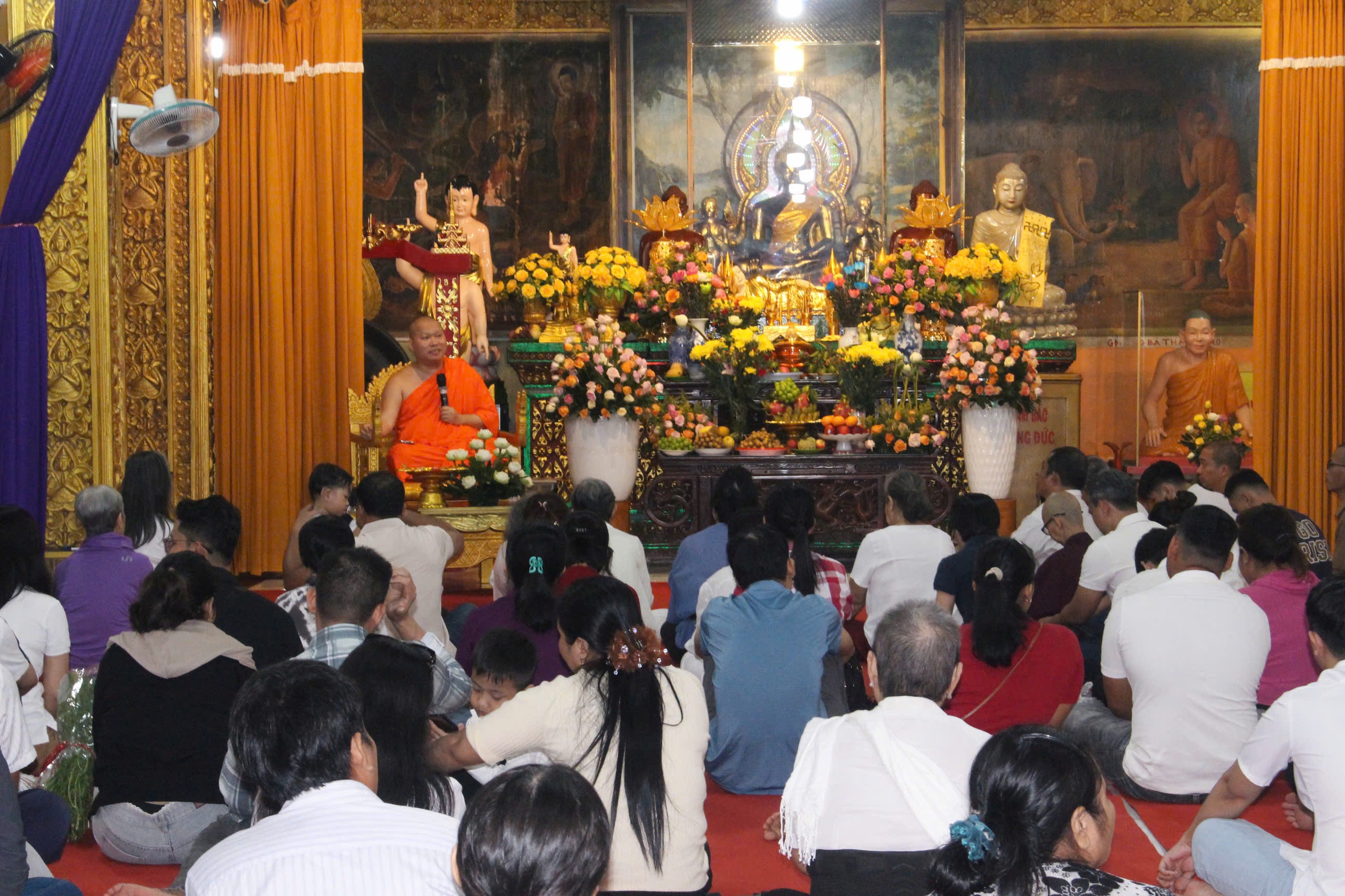 TP HCM: Tưng bừng lễ Sene Đôn Ta (lễ Vu Lan báo hiếu) của đồng bào Khmer - Ảnh 8. TP HCM: Tưng bừng lễ Sene Đôn Ta (lễ Vu Lan báo hiếu) của đồng bào Khmer - Ảnh 8.