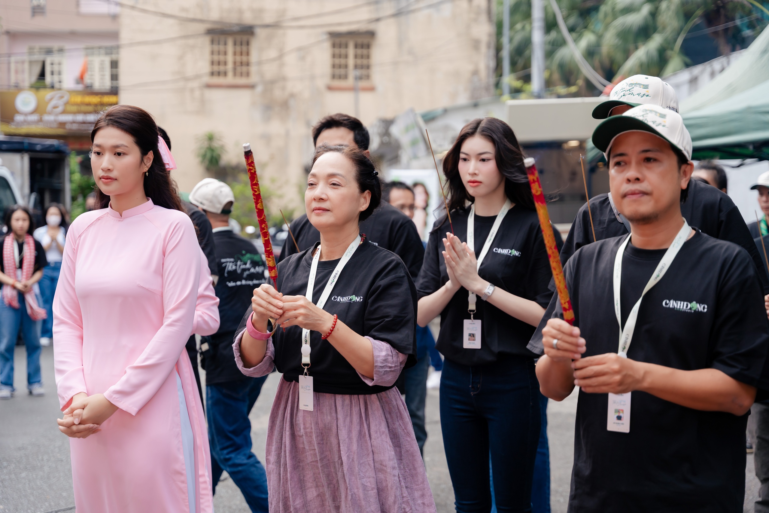 Đoàn Thiên Ân, Thanh Sơn… lãng mạn cùng "Thơ tình gửi ma sơ" - Ảnh 2.