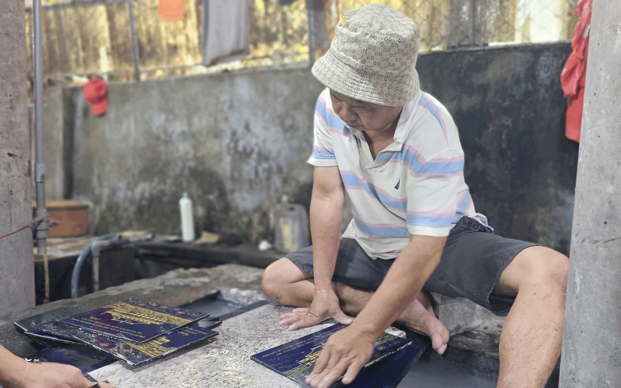 Nhiều sản phẩm tinh hoa làng nghề thu hút khách hàng - Ảnh 2.