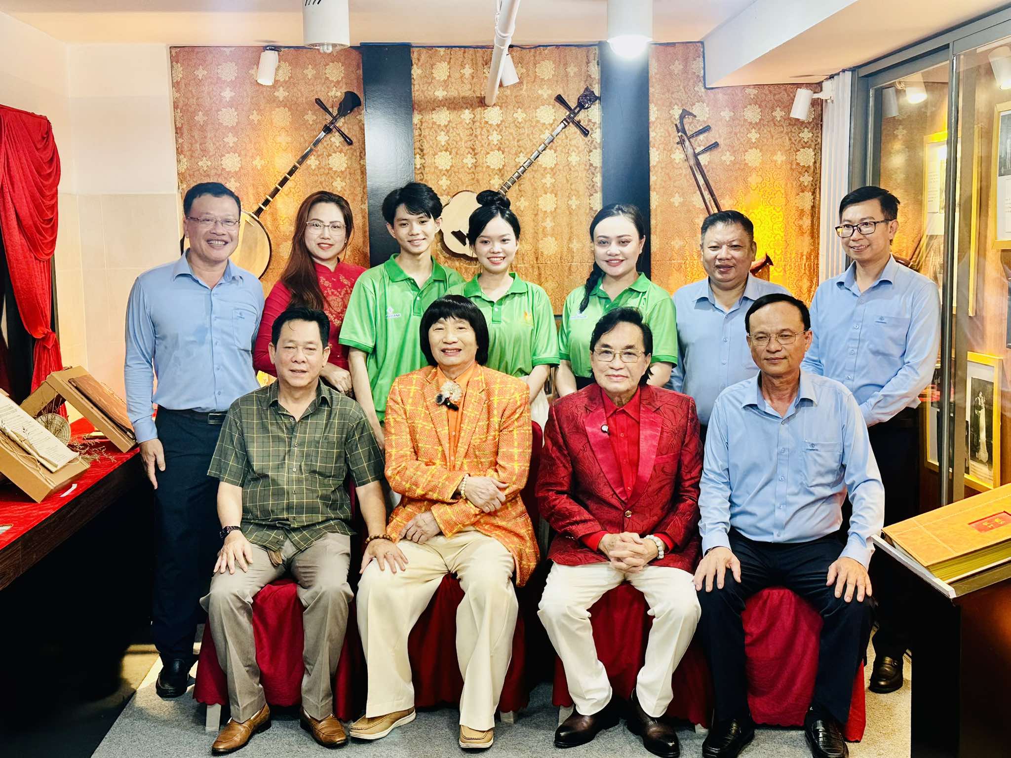 Minh Vuong dan Thanh Tuan mencurahkan perasaan mereka kepada tiga finalis Minh Vương, Thanh Tuấn trút hết nỗi niềm với 3 thí sinh chung kết xếp hạng