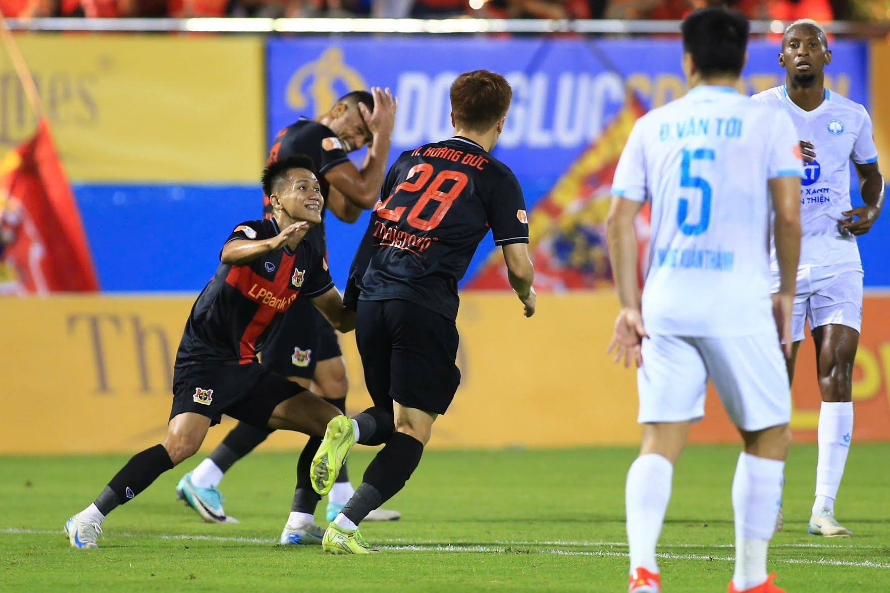Hoàng Đức tỏa sáng, Ninh Bình FC thắng đẹp nhà vô địch V-League - Ảnh 2.