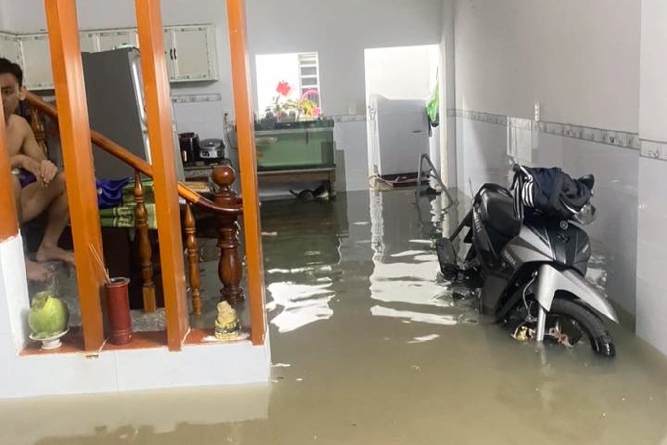 Nhiều nơi ở Đồng Nai ngập nặng sau mưa lớn, xe ô tô lật ngang - Ảnh 3. Nhiều nơi ở Đồng Nai ngập nặng sau mưa lớn, xe ô tô lật ngang - Ảnh 3.