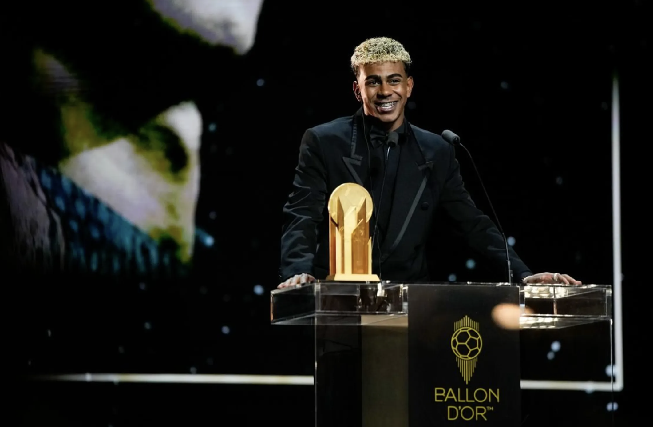 ឃ្លីប៖ Dembele ឈ្នះបាល់មាស Bonmati ធ្វើអព្ភូតហេតុ hat-trick - រូបថត ៦. Clip: Dembele giành Quả bóng vàng, Bonmati lập kỳ tích hat-trick- Ảnh 6.